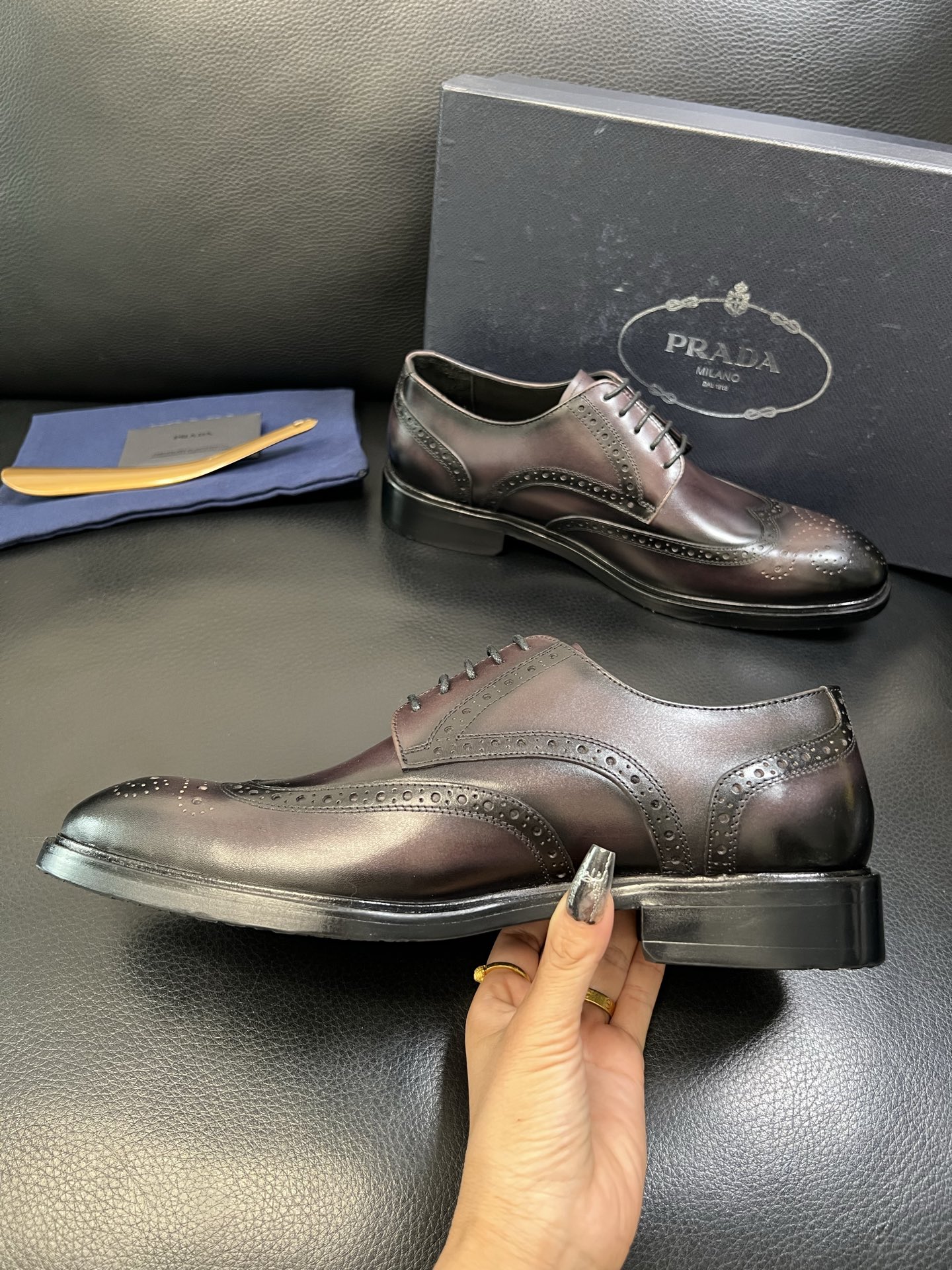 PRADA 高品质 顶级工艺品 普拉达 皮鞋专柜同步 原厂配置，意大利进口原版牛皮面料，透气舒适进口水染