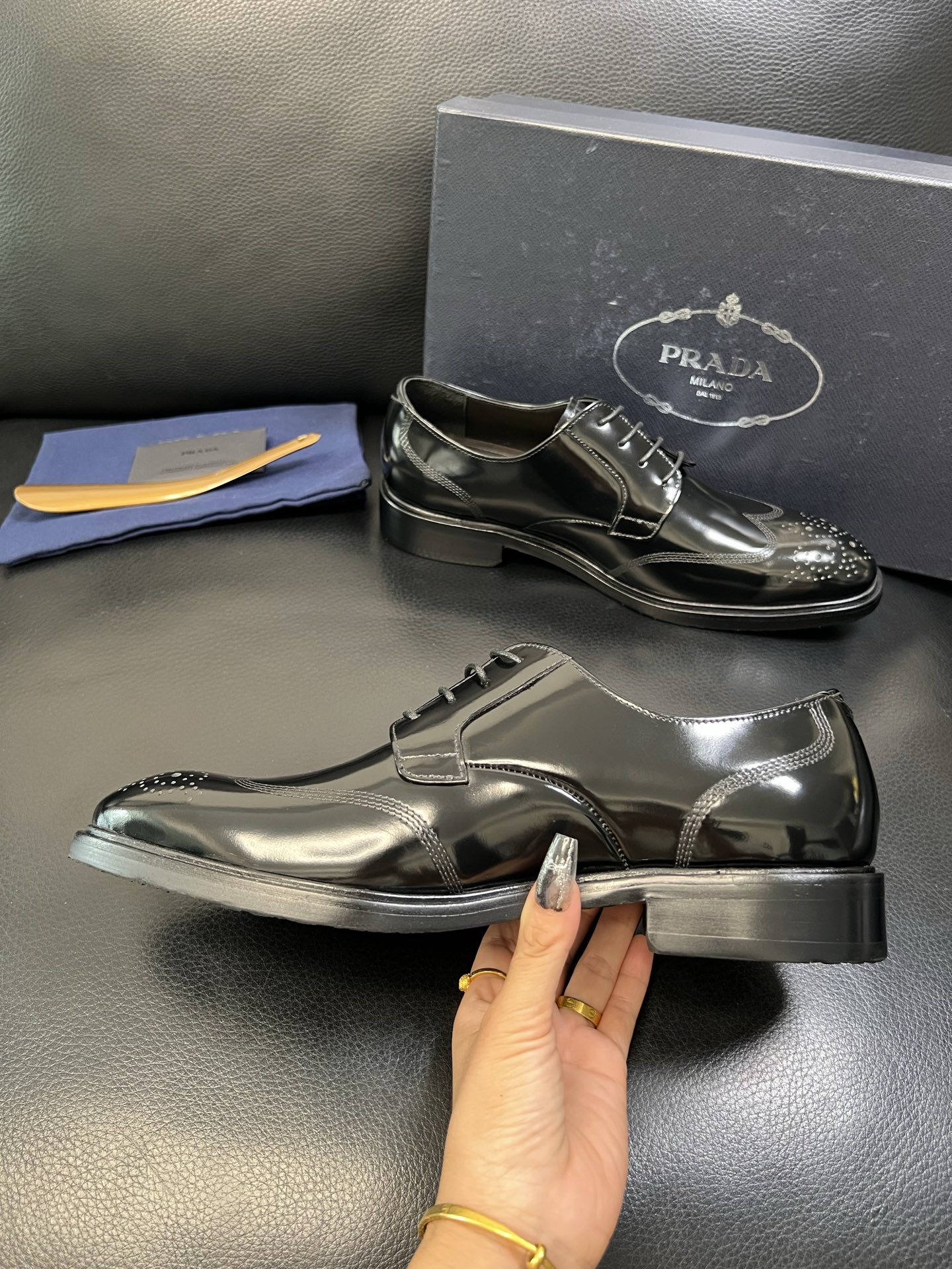 PRADA 高品质 顶级工艺品 普拉达 皮鞋专柜同步 原厂配置，意大利进口原版牛皮面料，透气舒适进口水染