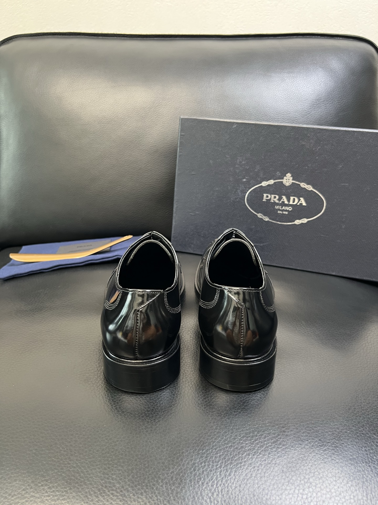 PRADA 高品质 顶级工艺品 普拉达 皮鞋专柜同步 原厂配置，意大利进口原版牛皮面料，透气舒适进口水染