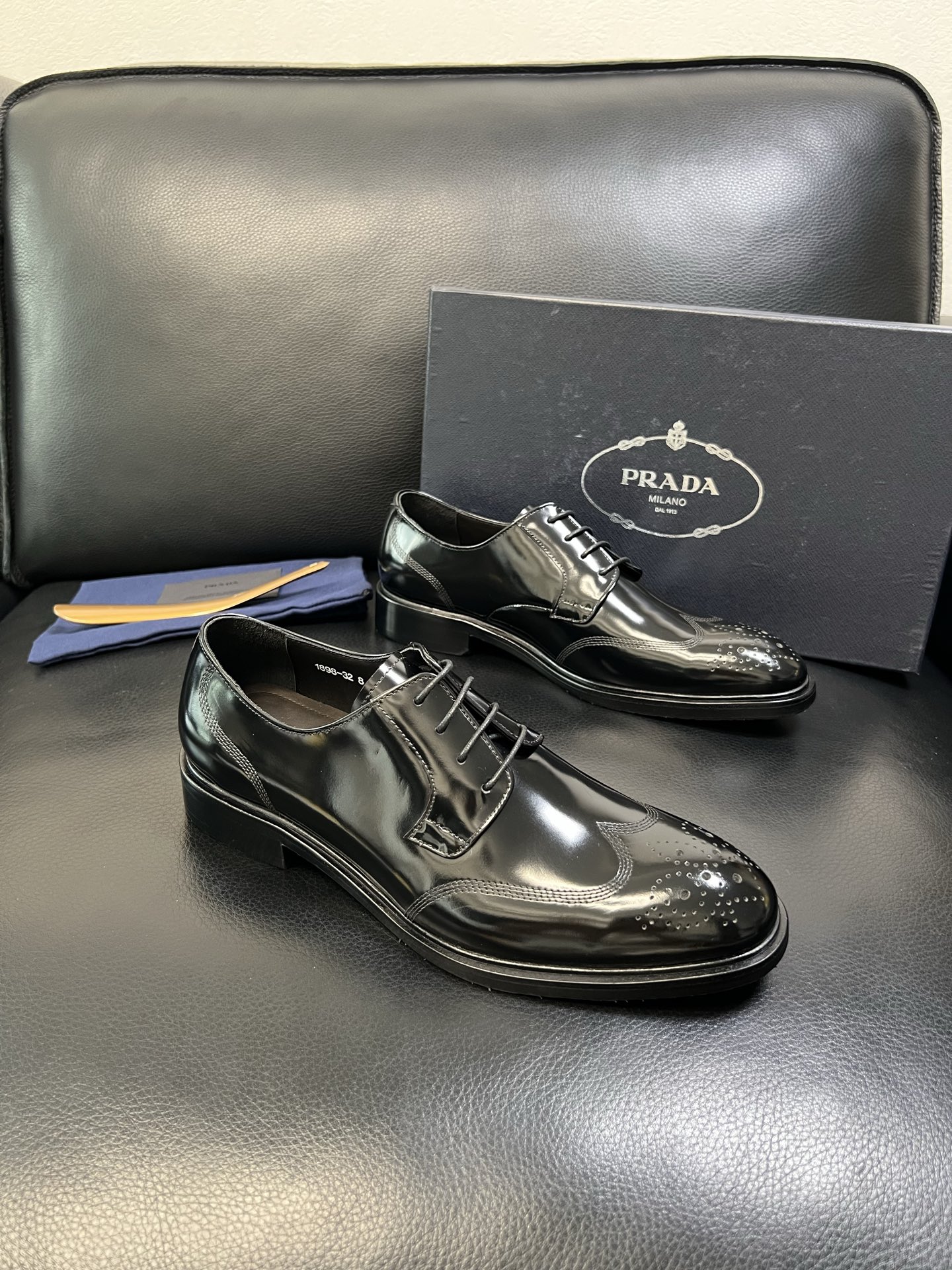 PRADA 高品质 顶级工艺品 普拉达 皮鞋专柜同步 原厂配置，意大利进口原版牛皮面料，透气舒适进口水染