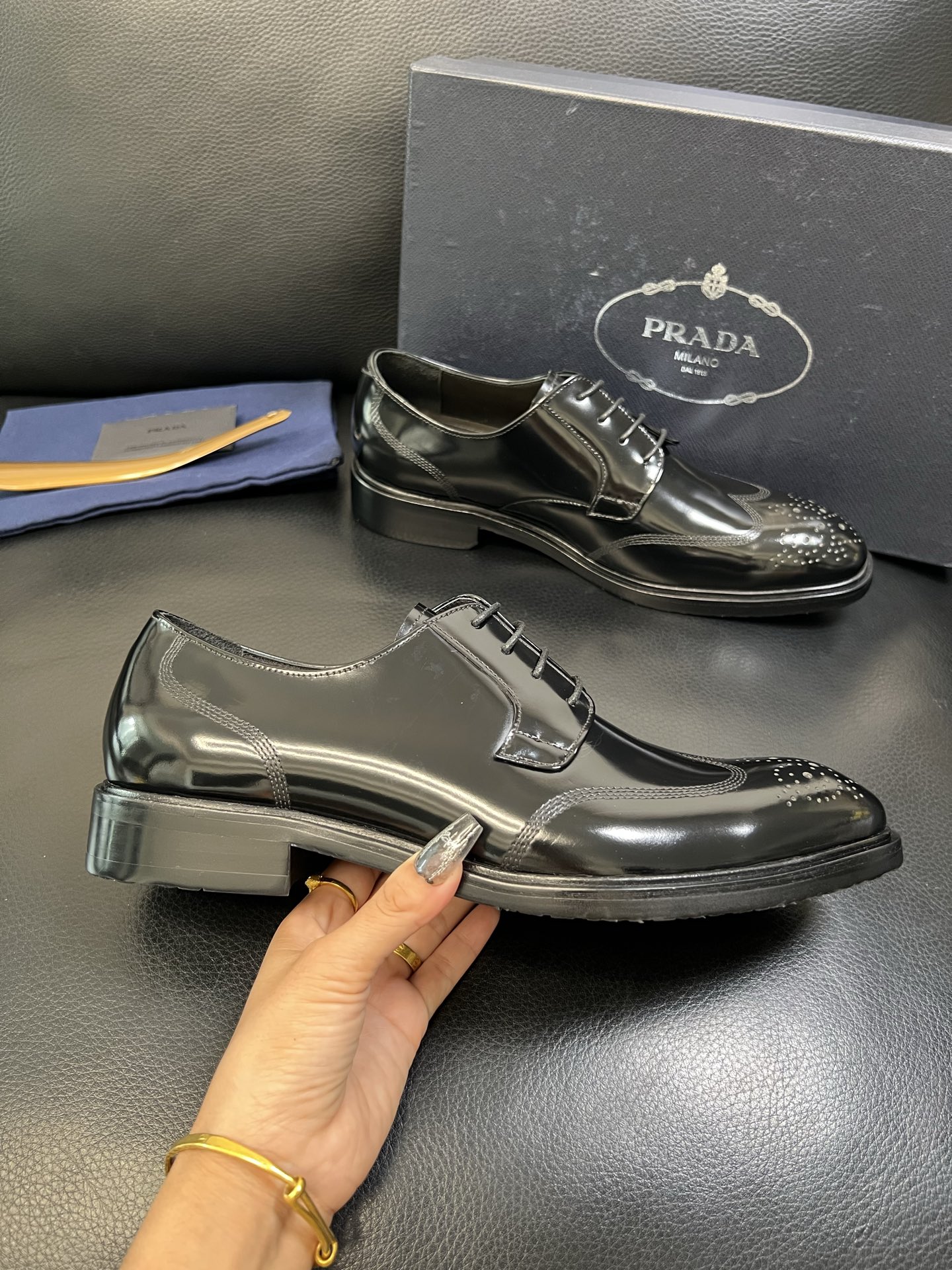 PRADA 高品质 顶级工艺品 普拉达 皮鞋专柜同步 原厂配置，意大利进口原版牛皮面料，透气舒适进口水染