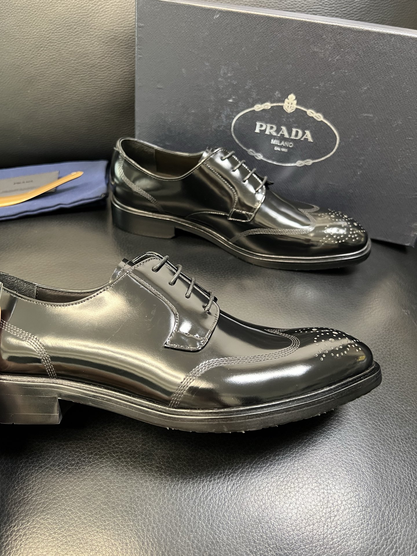 PRADA 高品质 顶级工艺品 普拉达 皮鞋专柜同步 原厂配置，意大利进口原版牛皮面料，透气舒适进口水染