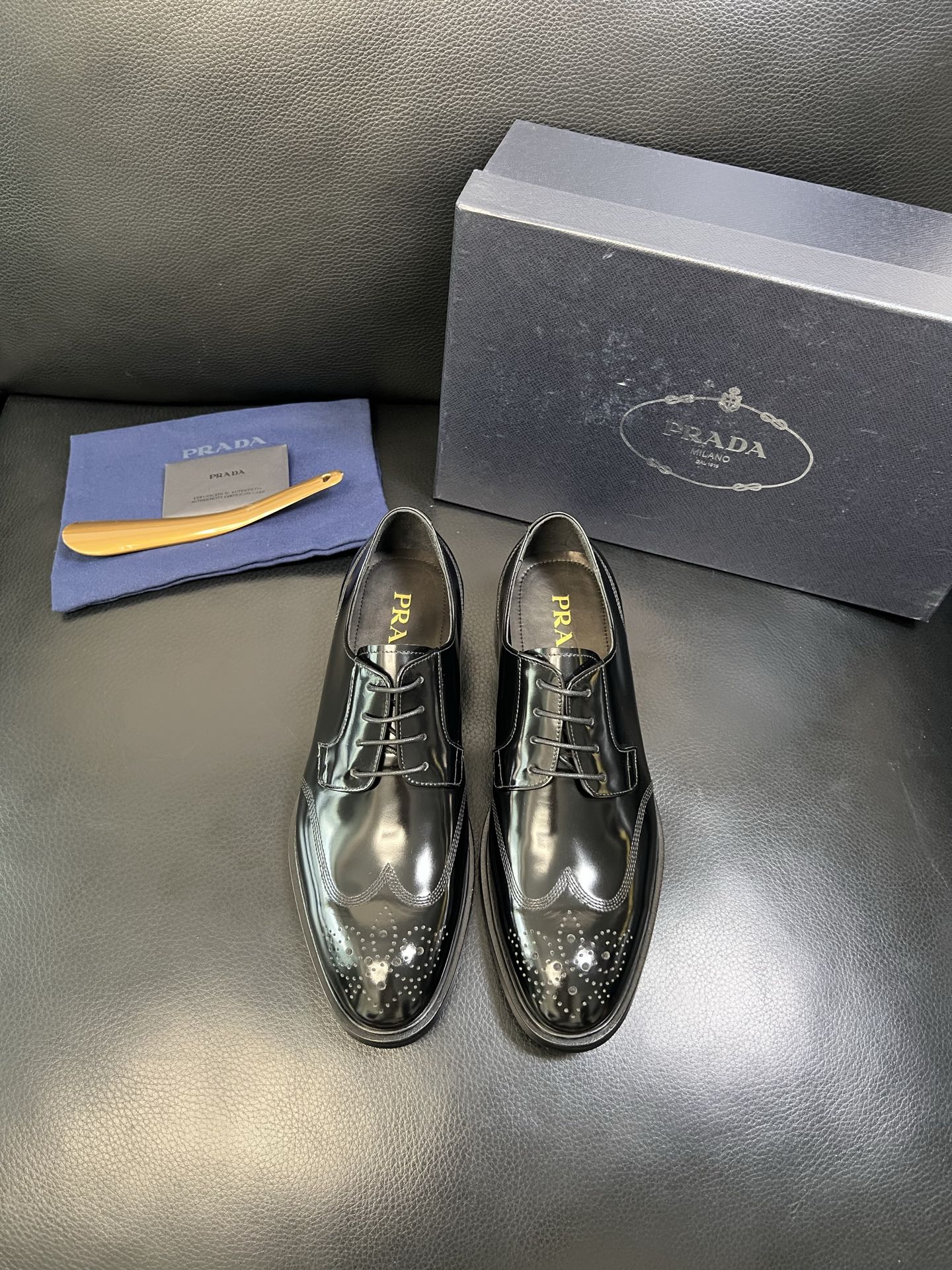 PRADA 高品质 顶级工艺品 普拉达 皮鞋专柜同步 原厂配置，意大利进口原版牛皮面料，透气舒适进口水染