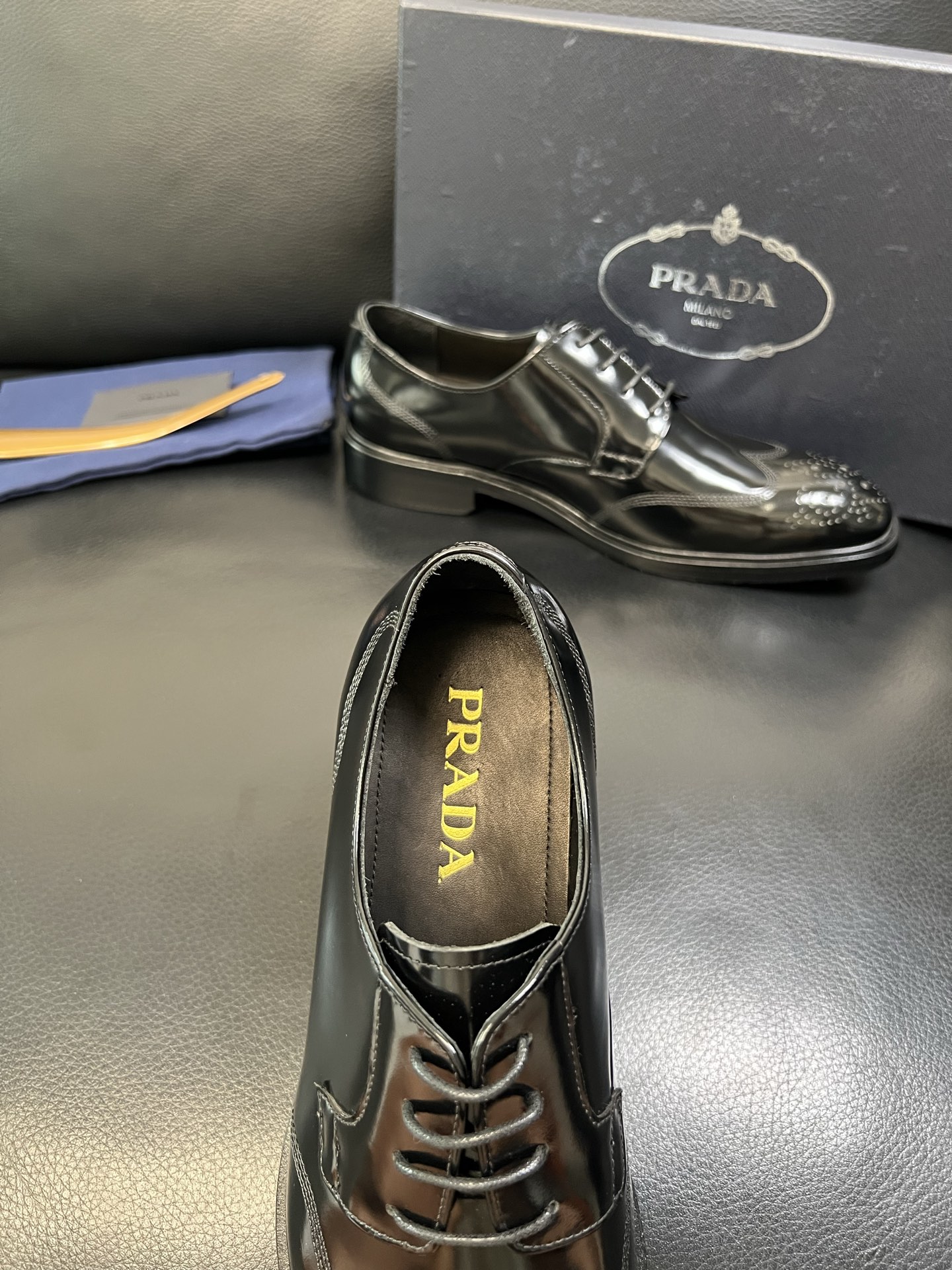 PRADA 高品质 顶级工艺品 普拉达 皮鞋专柜同步 原厂配置，意大利进口原版牛皮面料，透气舒适进口水染