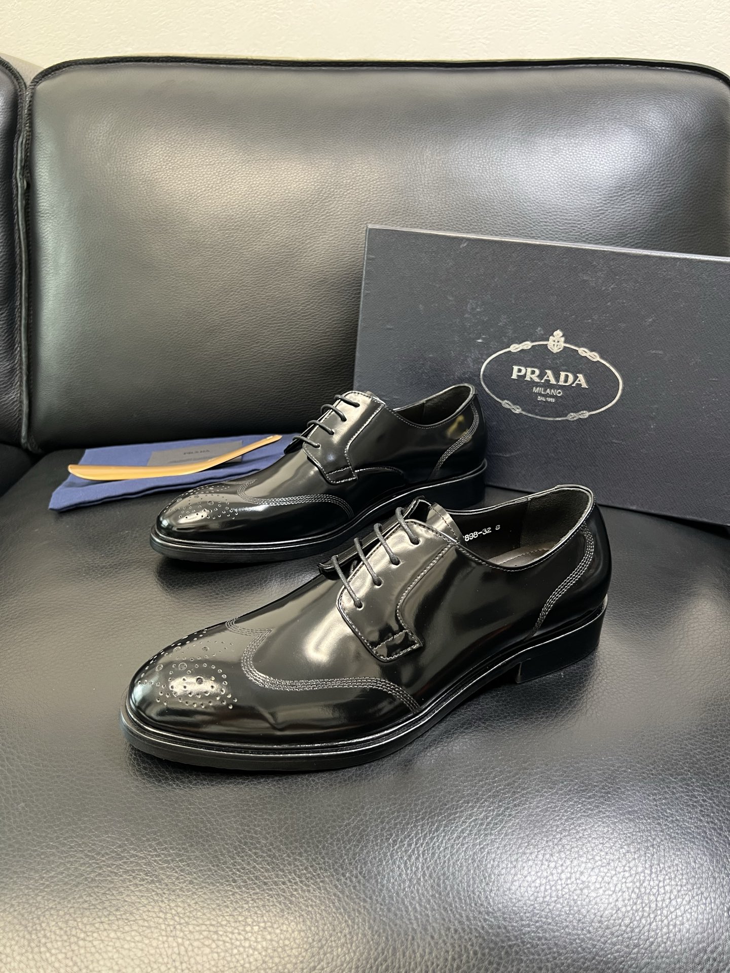 PRADA 高品质 顶级工艺品 普拉达 皮鞋专柜同步 原厂配置，意大利进口原版牛皮面料，透气舒适进口水染