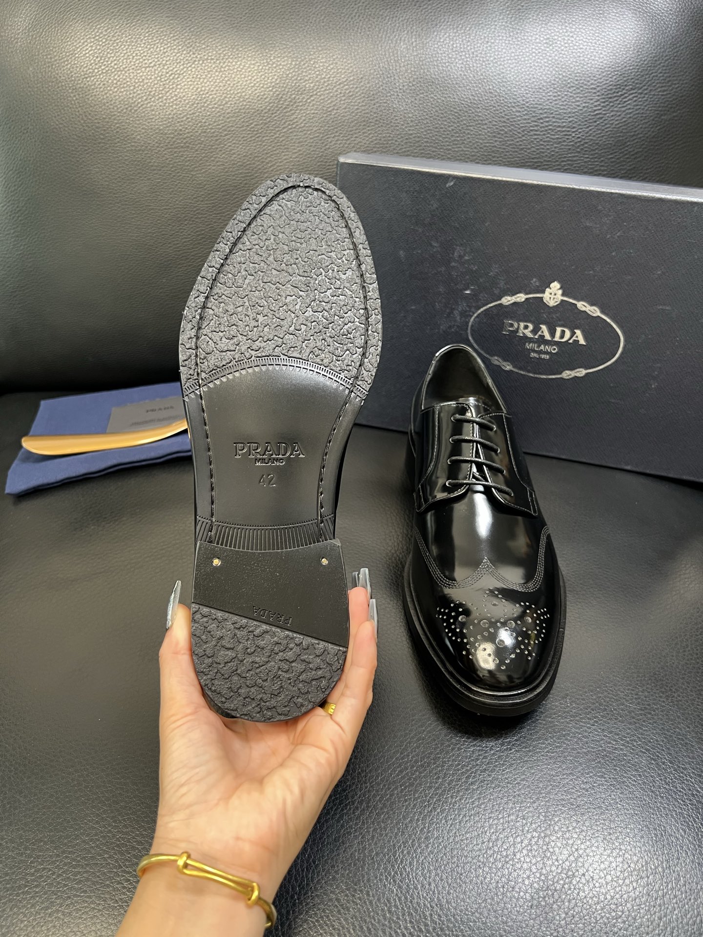 PRADA 高品质 顶级工艺品 普拉达 皮鞋专柜同步 原厂配置，意大利进口原版牛皮面料，透气舒适进口水染