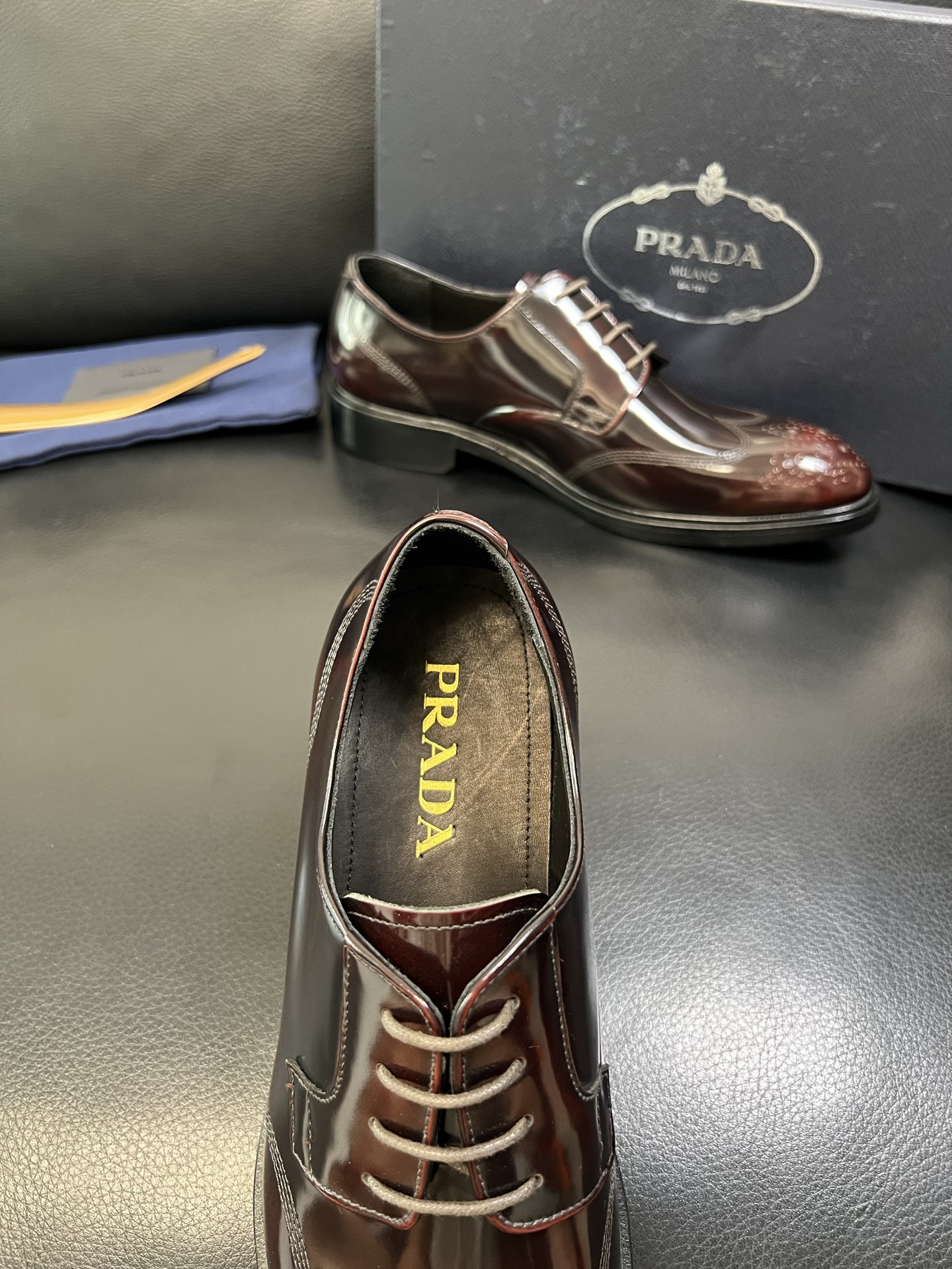 PRADA 高品质 顶级工艺品 普拉达 皮鞋专柜同步 原厂配置，意大利进口原版牛皮面料，透气舒适进口水染