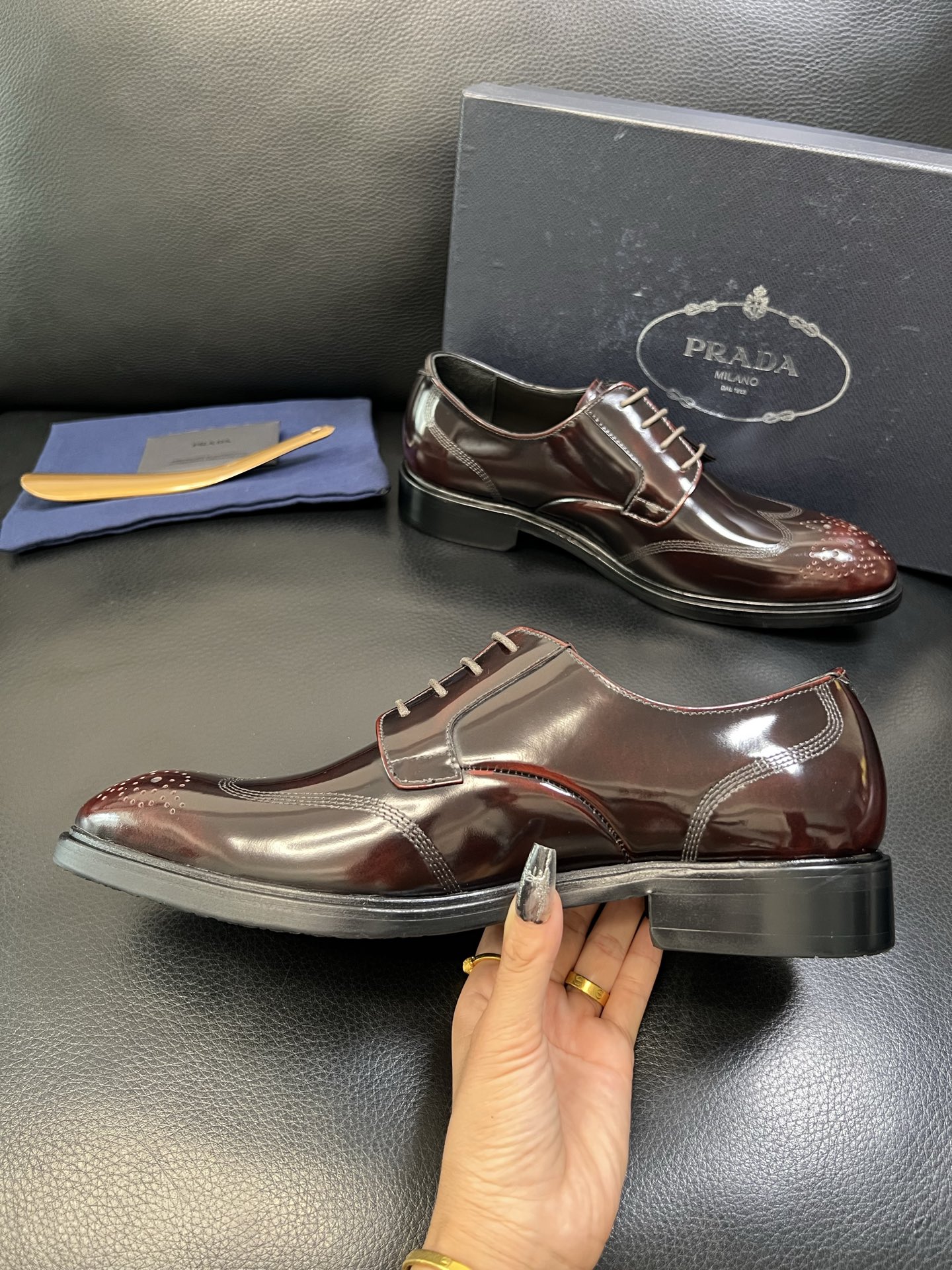 PRADA 高品质 顶级工艺品 普拉达 皮鞋专柜同步 原厂配置，意大利进口原版牛皮面料，透气舒适进口水染