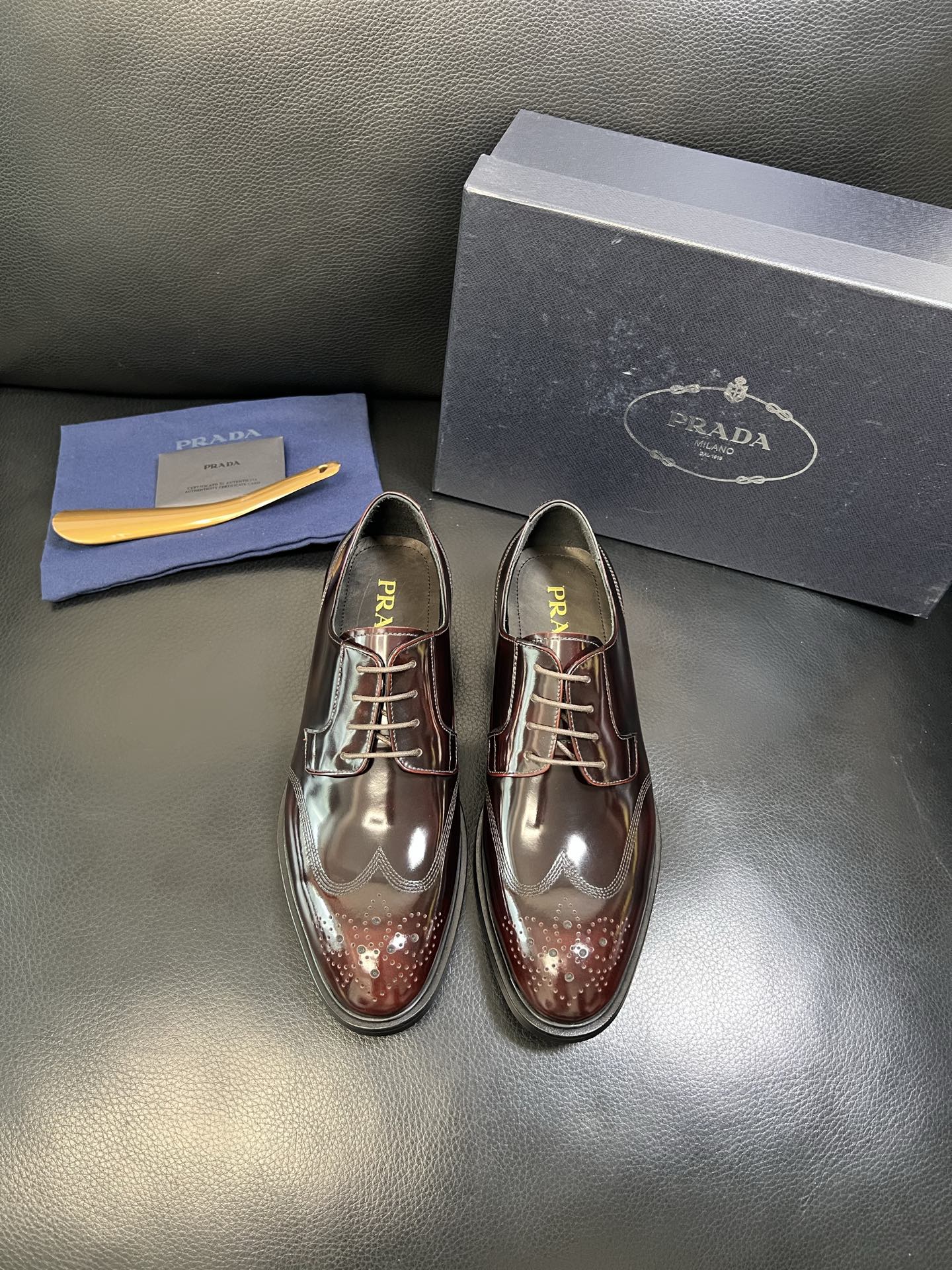 PRADA 高品质 顶级工艺品 普拉达 皮鞋专柜同步 原厂配置，意大利进口原版牛皮面料，透气舒适进口水染