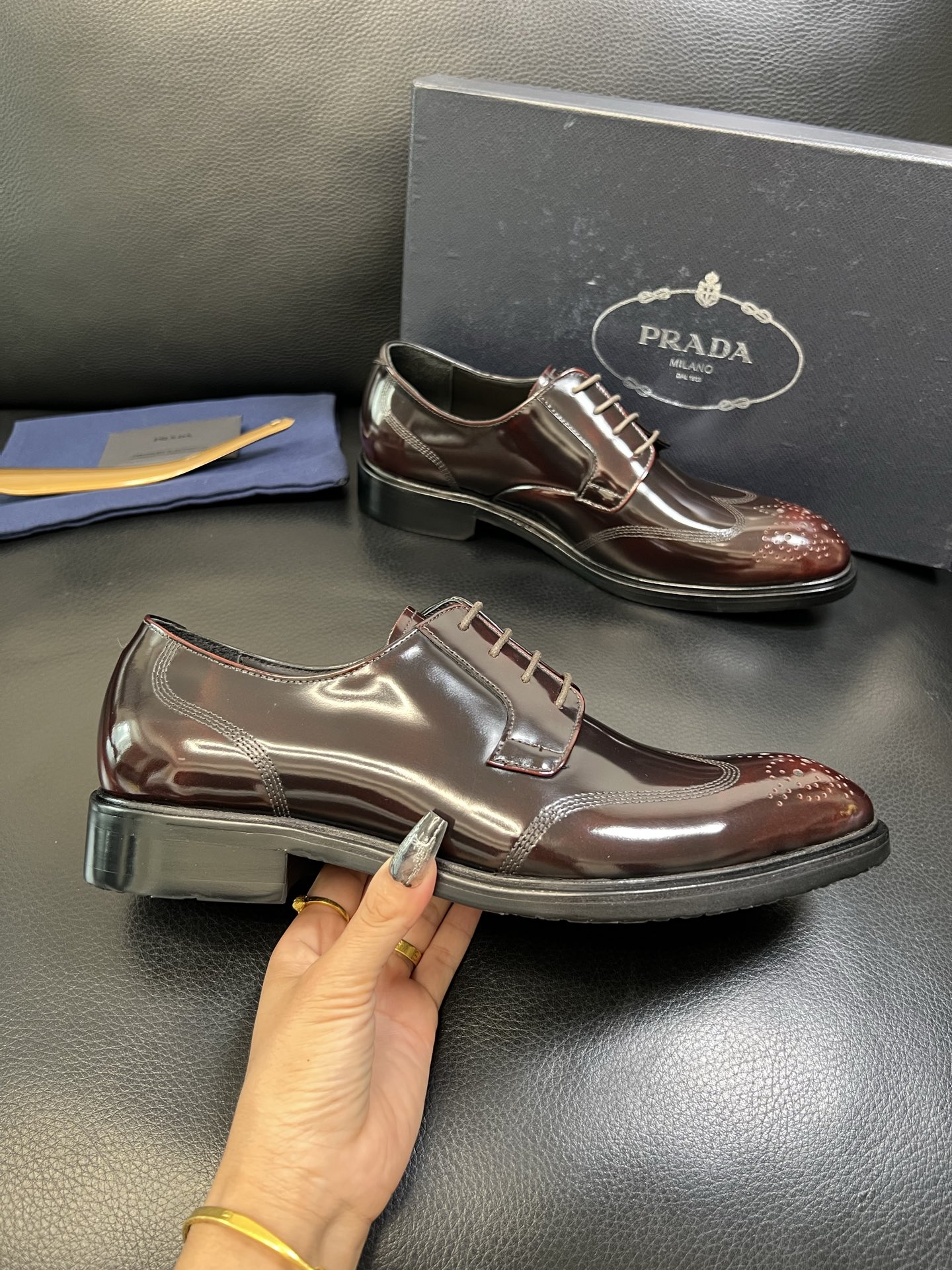 PRADA 高品质 顶级工艺品 普拉达 皮鞋专柜同步 原厂配置，意大利进口原版牛皮面料，透气舒适进口水染