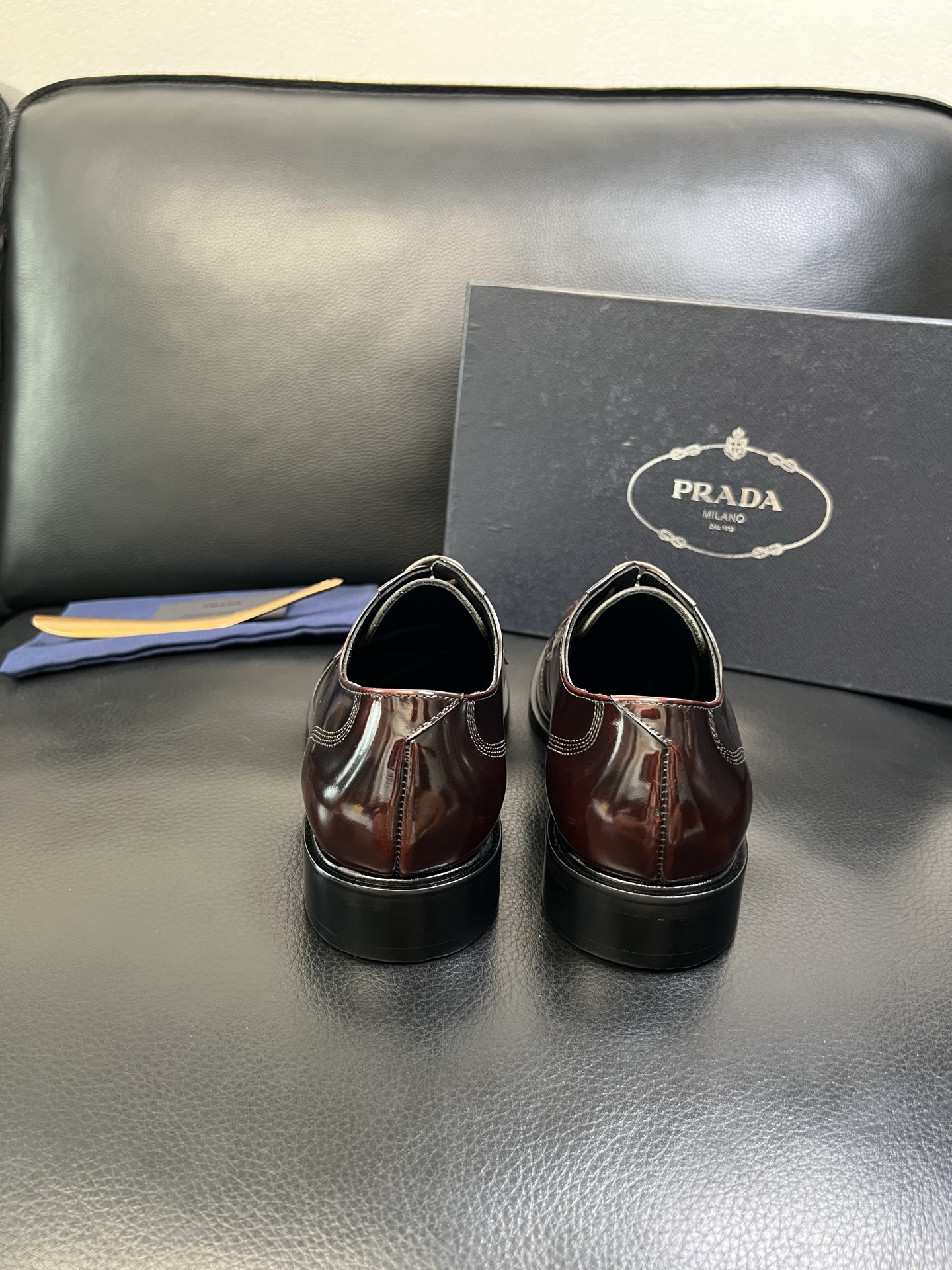 PRADA 高品质 顶级工艺品 普拉达 皮鞋专柜同步 原厂配置，意大利进口原版牛皮面料，透气舒适进口水染