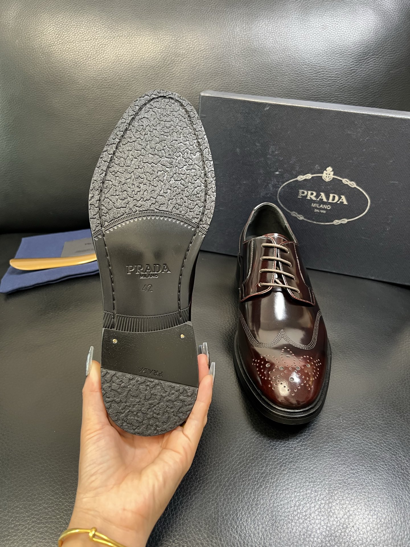 PRADA 高品质 顶级工艺品 普拉达 皮鞋专柜同步 原厂配置，意大利进口原版牛皮面料，透气舒适进口水染