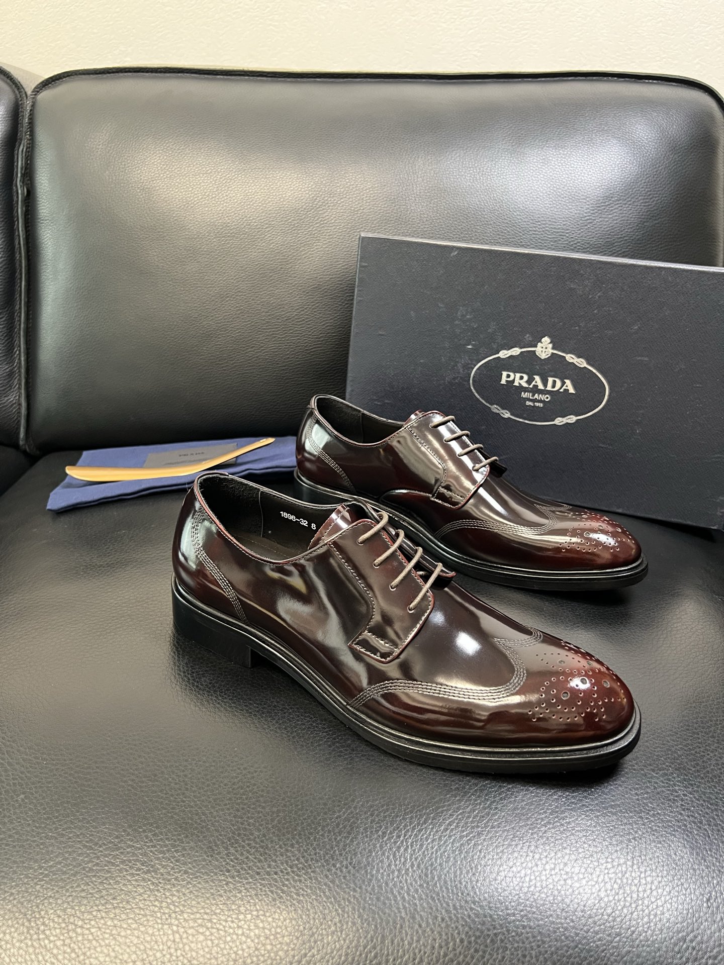 NO:557804,PRADA High-quality top crafts Prada Leather Shoes Counter Synchronization Original factory configuration, original cowhide fabric imported from Italy, breathable and comfortable imported water-dyed cowhide lining, original soles specially provided by the factory and super comfortable, original factory order code number 39-44 (order 38 45 46), prada, prada, cowhide19860909PRADA 高品质 顶级工艺品 普拉达 皮鞋专柜同步 原厂配置,意大利进口原版牛皮面料,透气舒适进口水染牛里垫,鞋底原厂特供原版底超级舒适,原厂跟单货码数 39-44（订 38 45 46）,,prada,prada,cowhide,Men's shoes