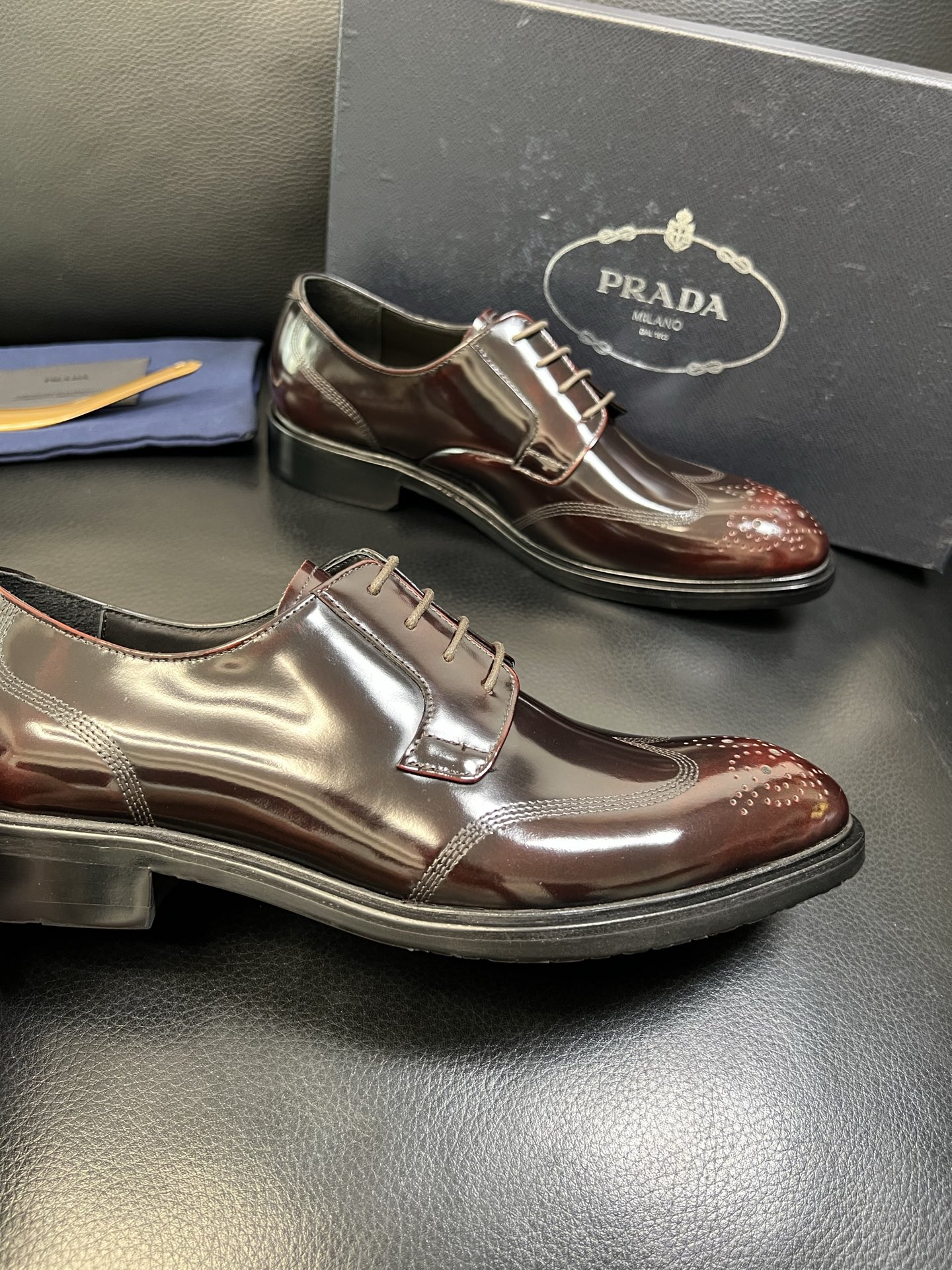 PRADA 高品质 顶级工艺品 普拉达 皮鞋专柜同步 原厂配置，意大利进口原版牛皮面料，透气舒适进口水染