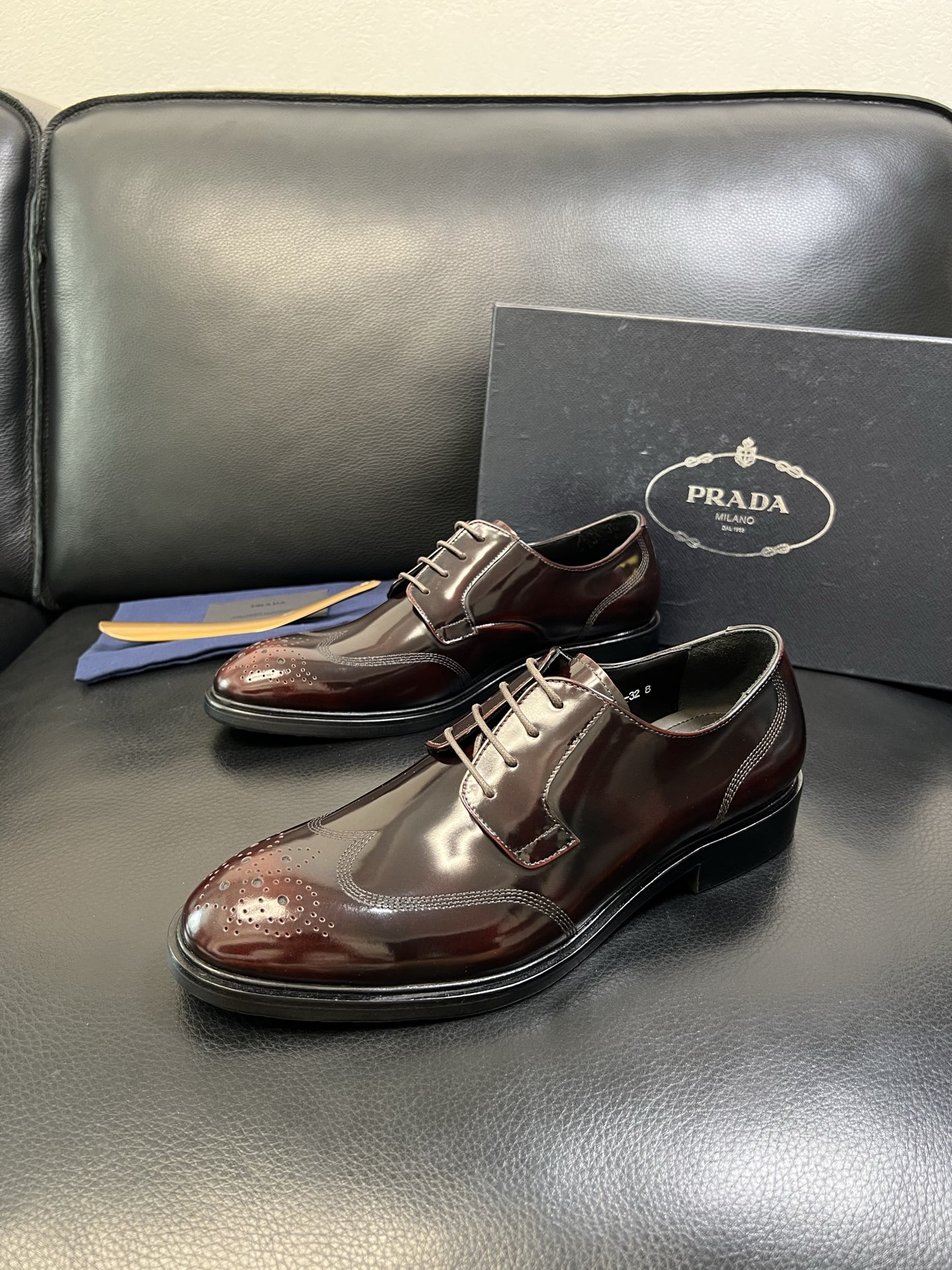 PRADA 高品质 顶级工艺品 普拉达 皮鞋专柜同步 原厂配置，意大利进口原版牛皮面料，透气舒适进口水染