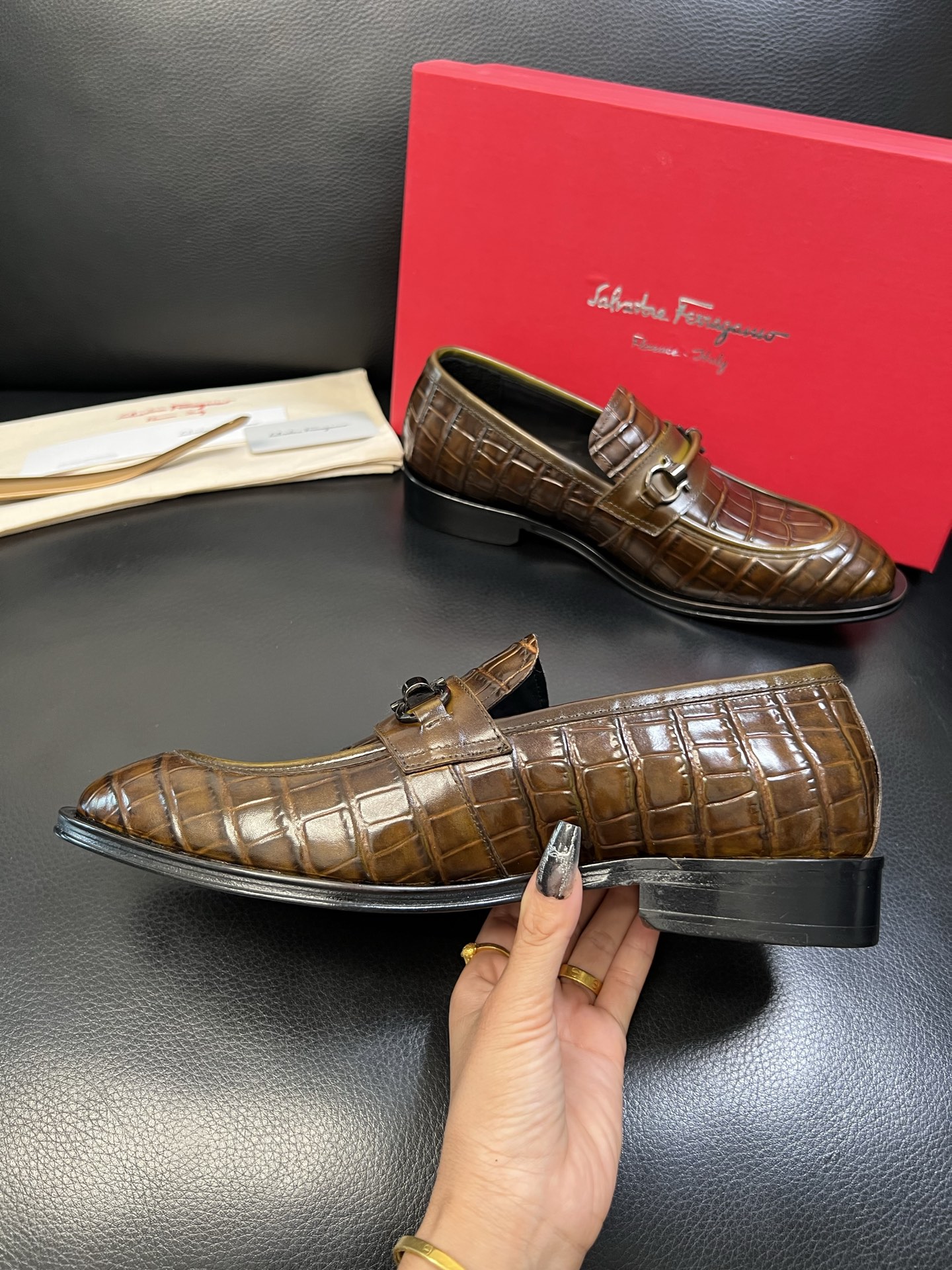 Ferragamo 高品质 顶级工艺品 菲拉格慕 专柜同步发售原厂配置，意大利进口原版牛皮，进口水染牛里