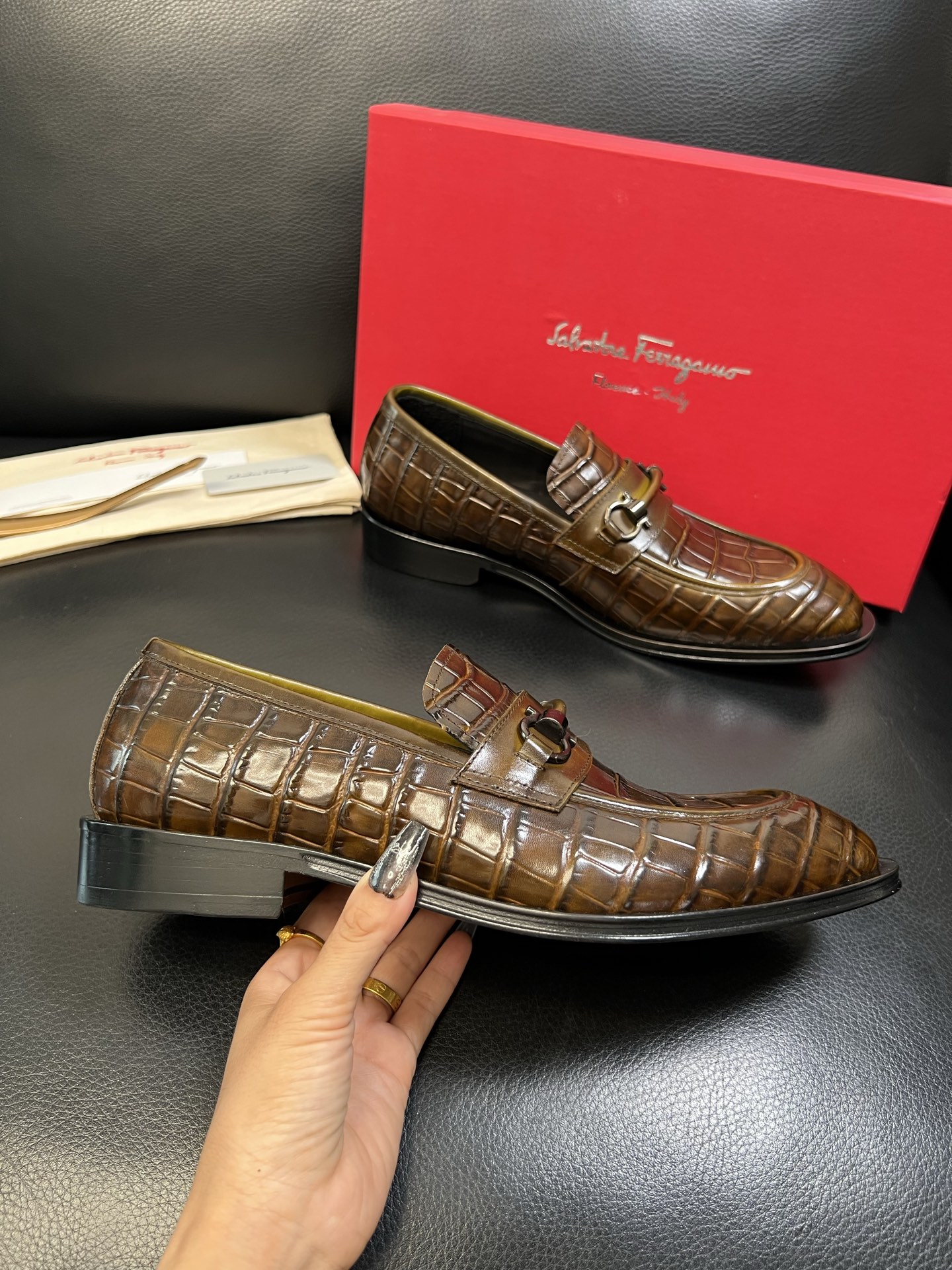 Ferragamo 高品质 顶级工艺品 菲拉格慕 专柜同步发售原厂配置，意大利进口原版牛皮，进口水染牛里