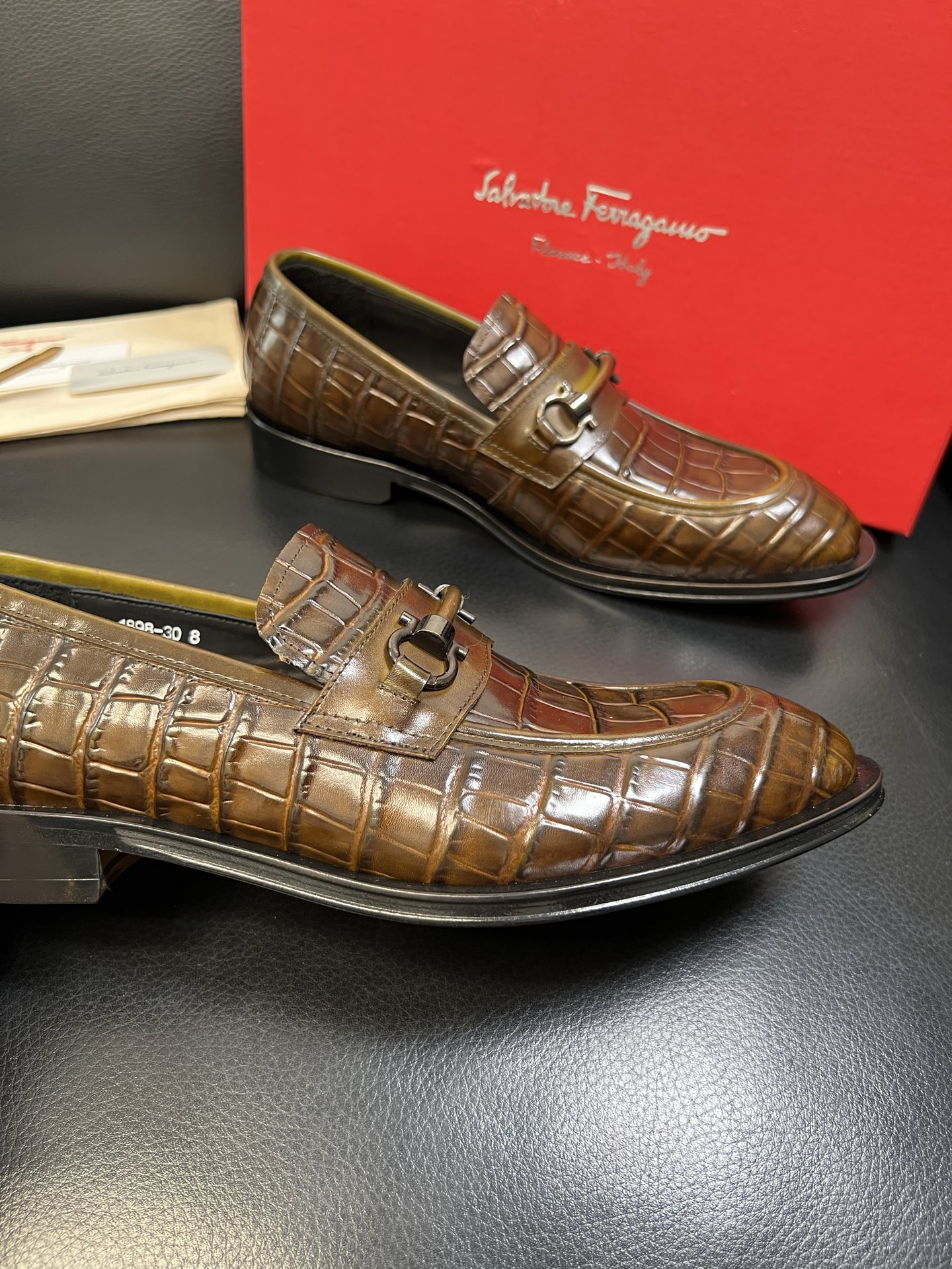 Ferragamo 高品质 顶级工艺品 菲拉格慕 专柜同步发售原厂配置，意大利进口原版牛皮，进口水染牛里