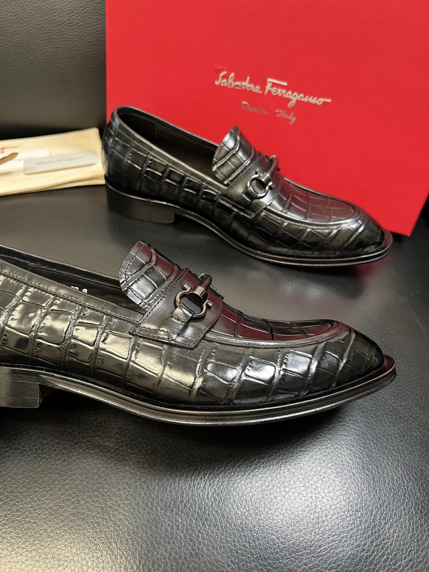 Ferragamo 高品质 顶级工艺品 菲拉格慕 专柜同步发售原厂配置，意大利进口原版牛皮，进口水染牛里