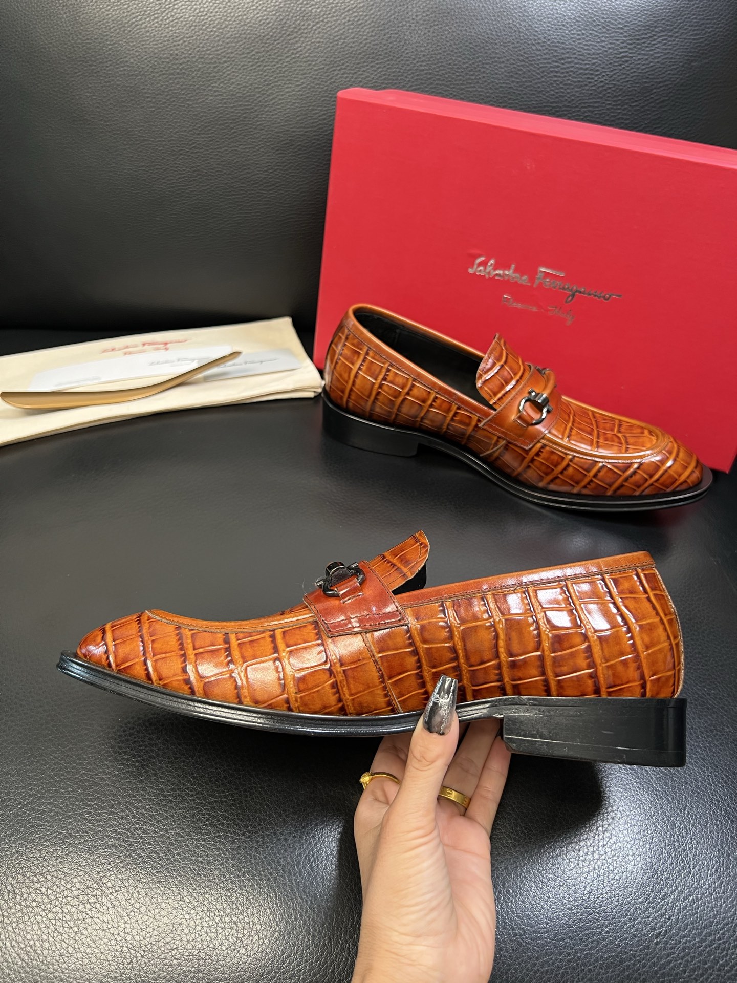 Ferragamo 高品质 顶级工艺品 菲拉格慕 专柜同步发售原厂配置，意大利进口原版牛皮，进口水染牛里