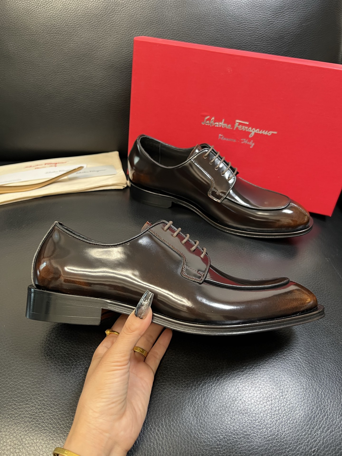 Ferragamo 高品质 顶级工艺品 菲拉格慕 专柜同步发售原厂配置，意大利进口原版牛皮，进口水染牛里