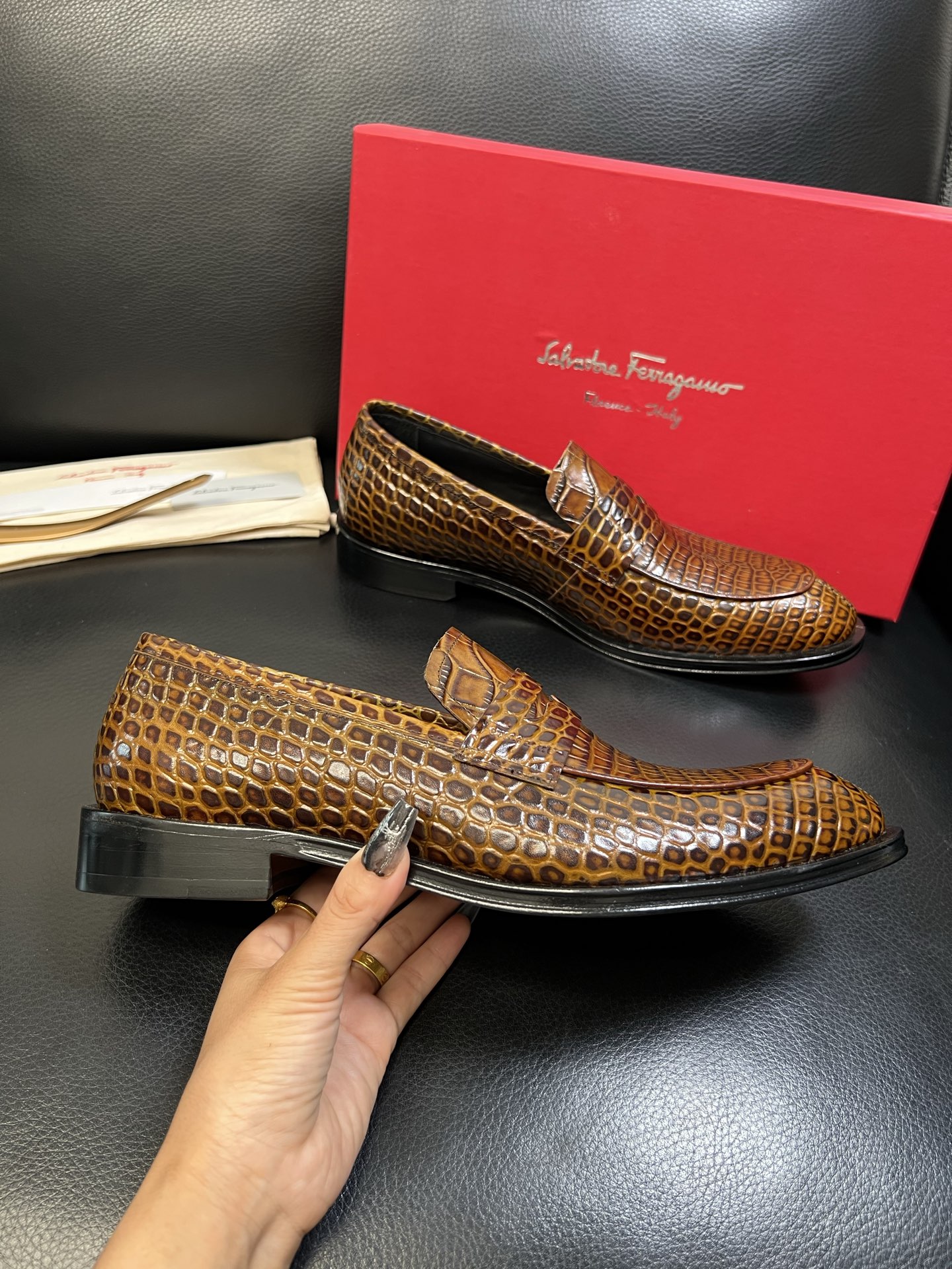 Ferragamo 高品质 顶级工艺品 菲拉格慕 专柜同步发售原厂配置，意大利进口原版牛皮，进口水染牛里