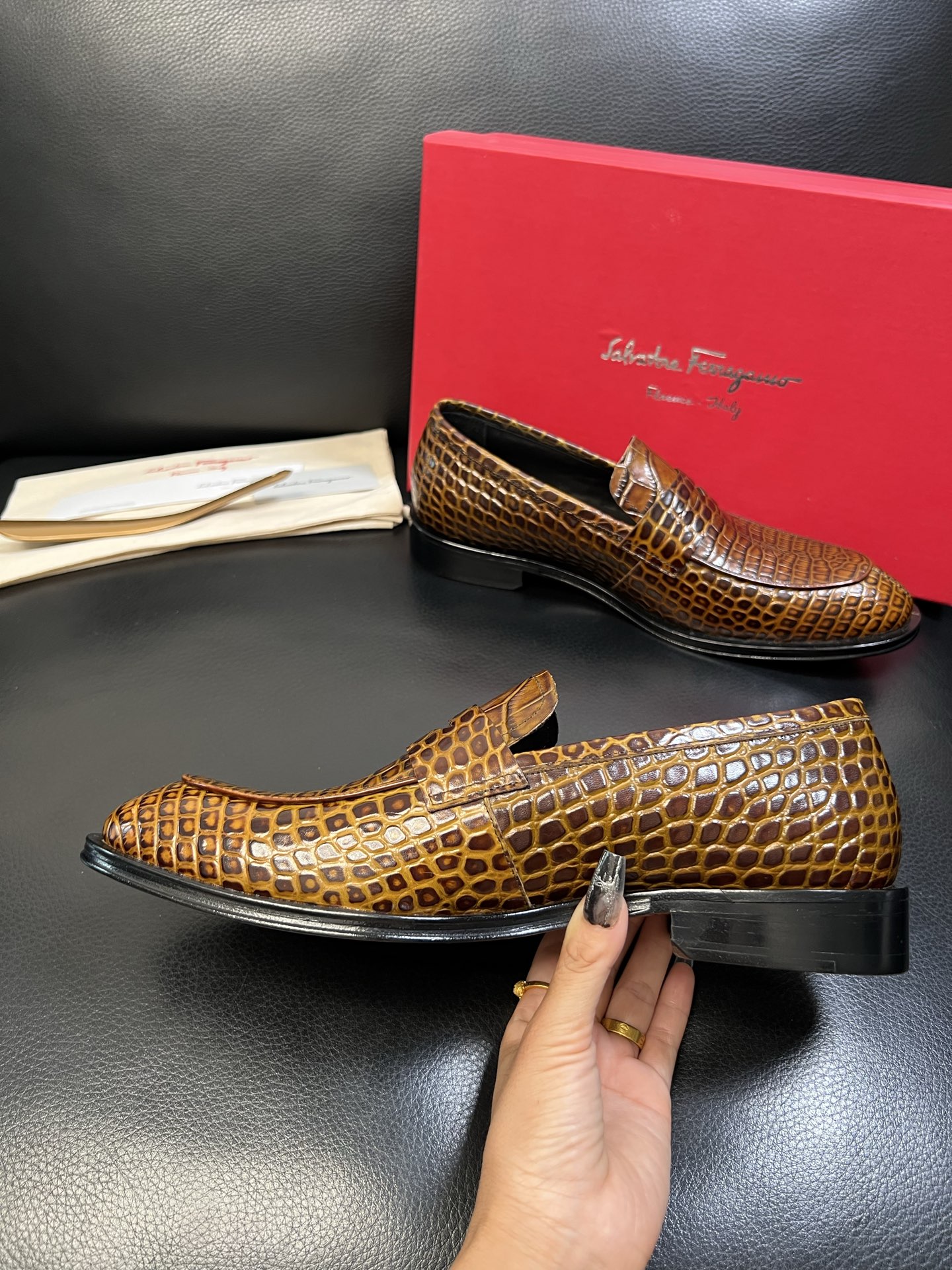 Ferragamo 高品质 顶级工艺品 菲拉格慕 专柜同步发售原厂配置，意大利进口原版牛皮，进口水染牛里