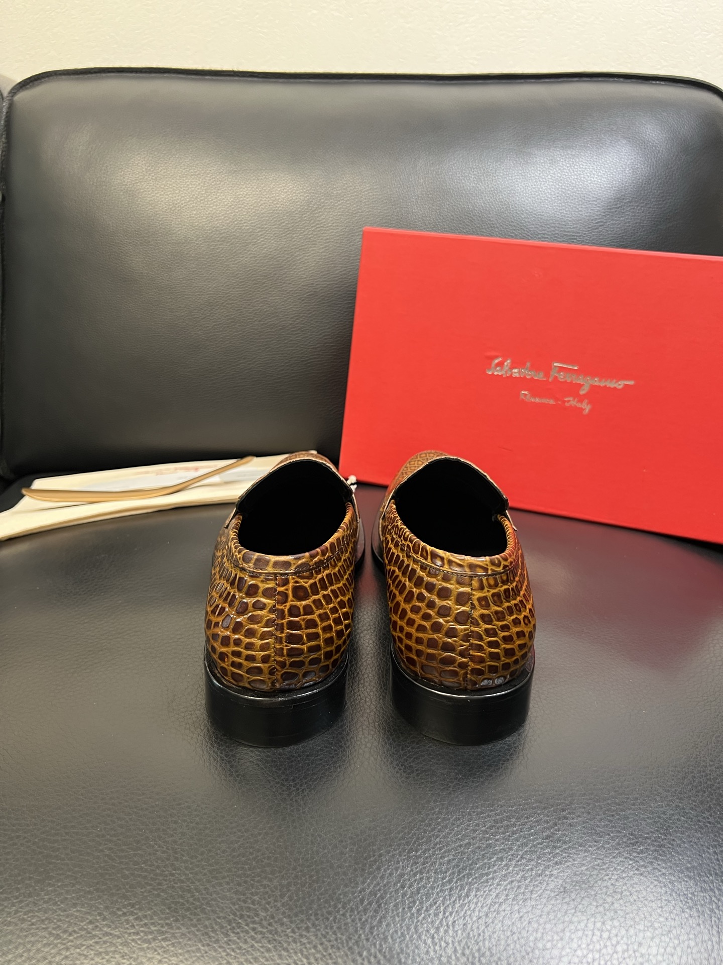 Ferragamo 高品质 顶级工艺品 菲拉格慕 专柜同步发售原厂配置，意大利进口原版牛皮，进口水染牛里