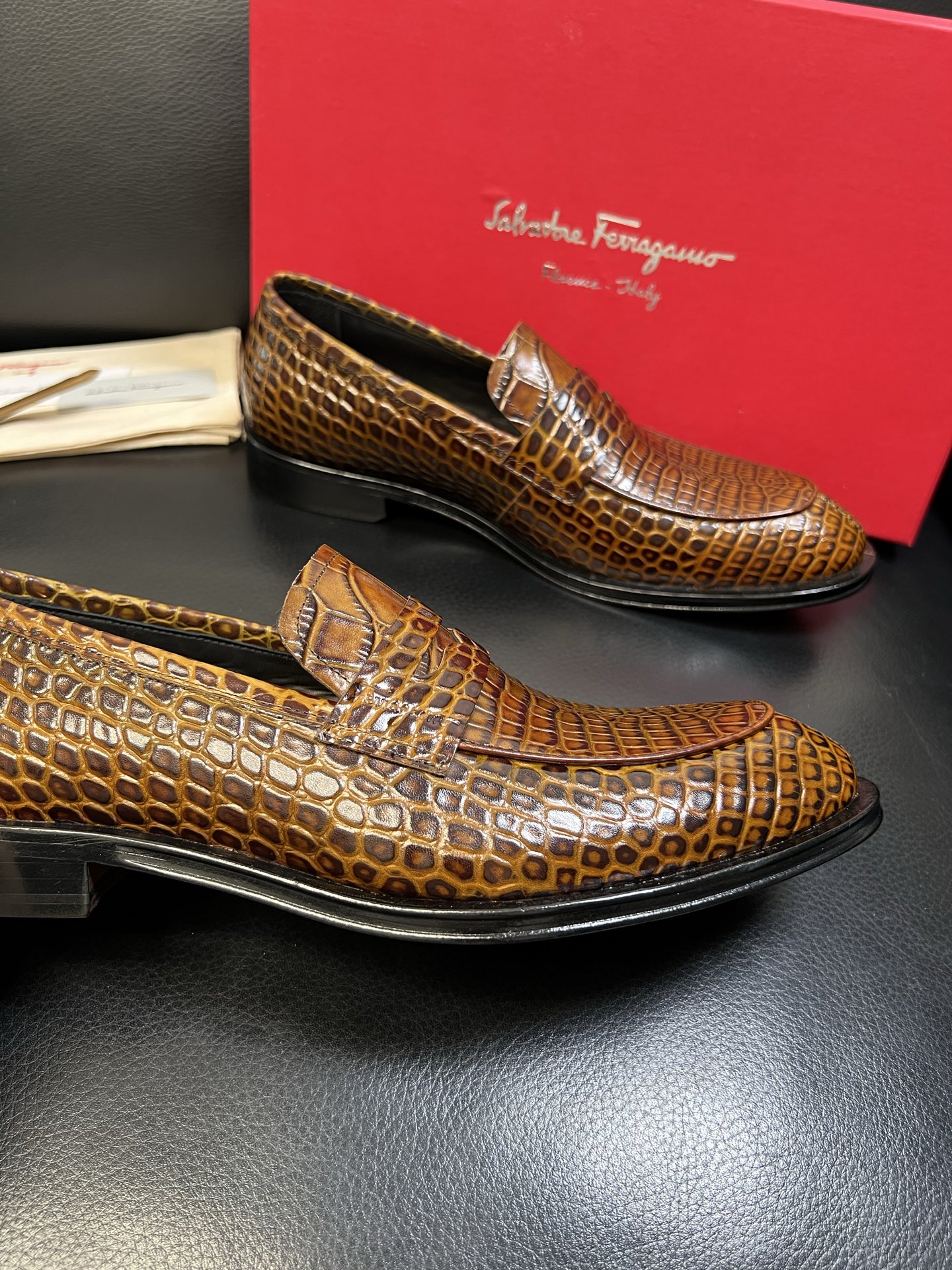 Ferragamo 高品质 顶级工艺品 菲拉格慕 专柜同步发售原厂配置，意大利进口原版牛皮，进口水染牛里