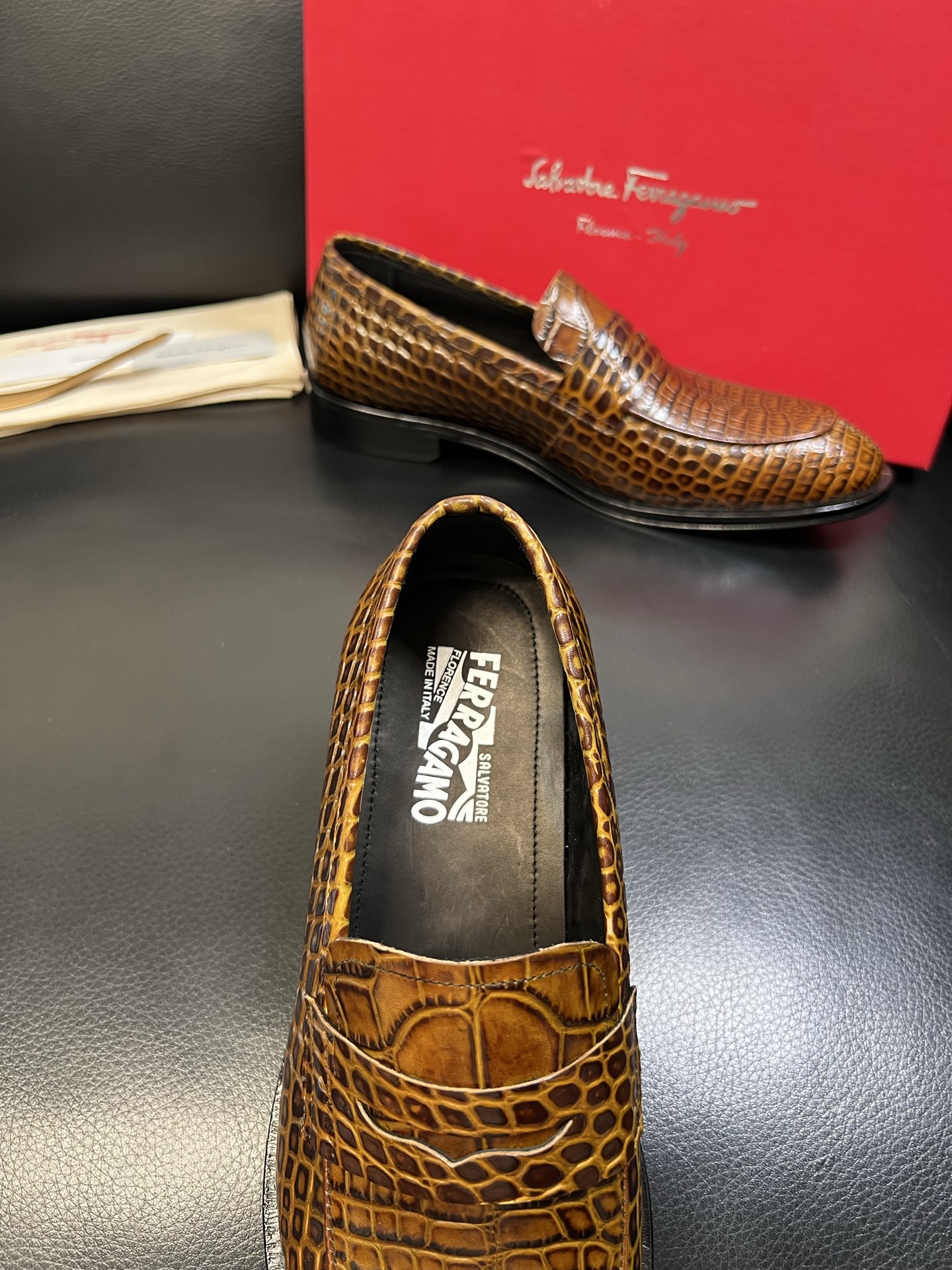 Ferragamo 高品质 顶级工艺品 菲拉格慕 专柜同步发售原厂配置，意大利进口原版牛皮，进口水染牛里