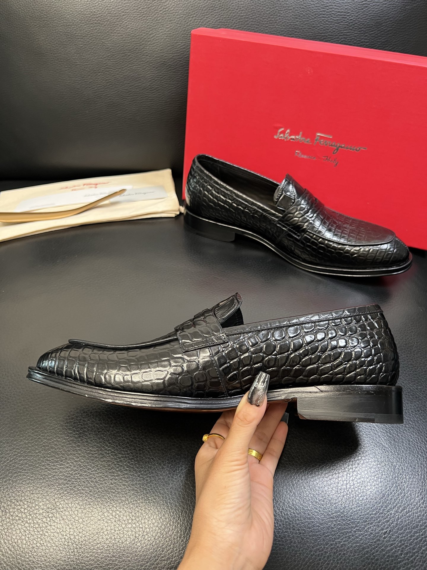 Ferragamo 高品质 顶级工艺品 菲拉格慕 专柜同步发售原厂配置，意大利进口原版牛皮，进口水染牛里