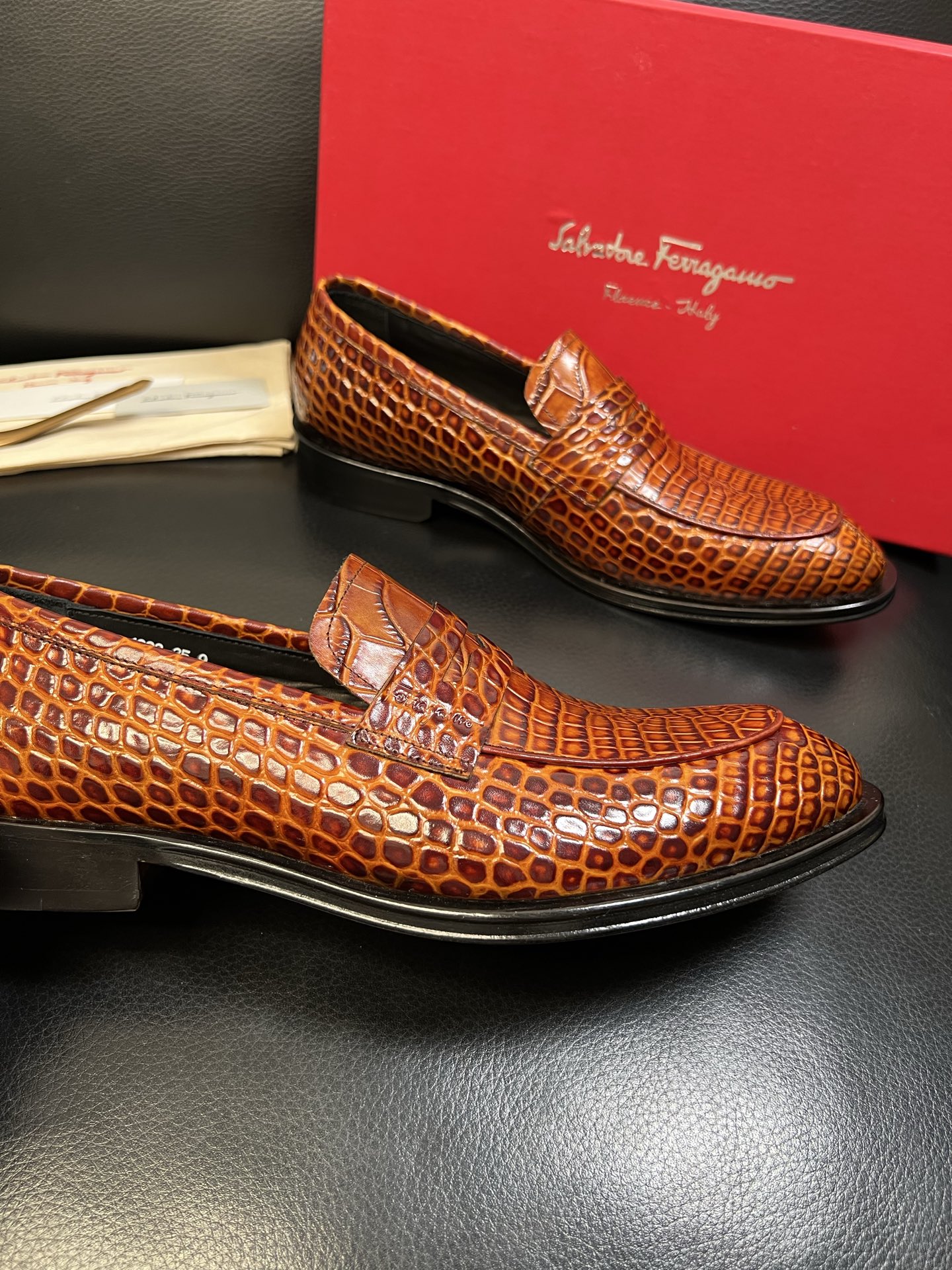 Ferragamo 高品质 顶级工艺品 菲拉格慕 专柜同步发售原厂配置，意大利进口原版牛皮，进口水染牛里