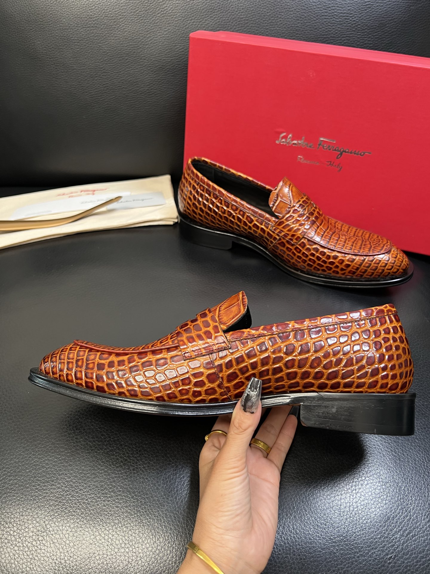 Ferragamo 高品质 顶级工艺品 菲拉格慕 专柜同步发售原厂配置，意大利进口原版牛皮，进口水染牛里