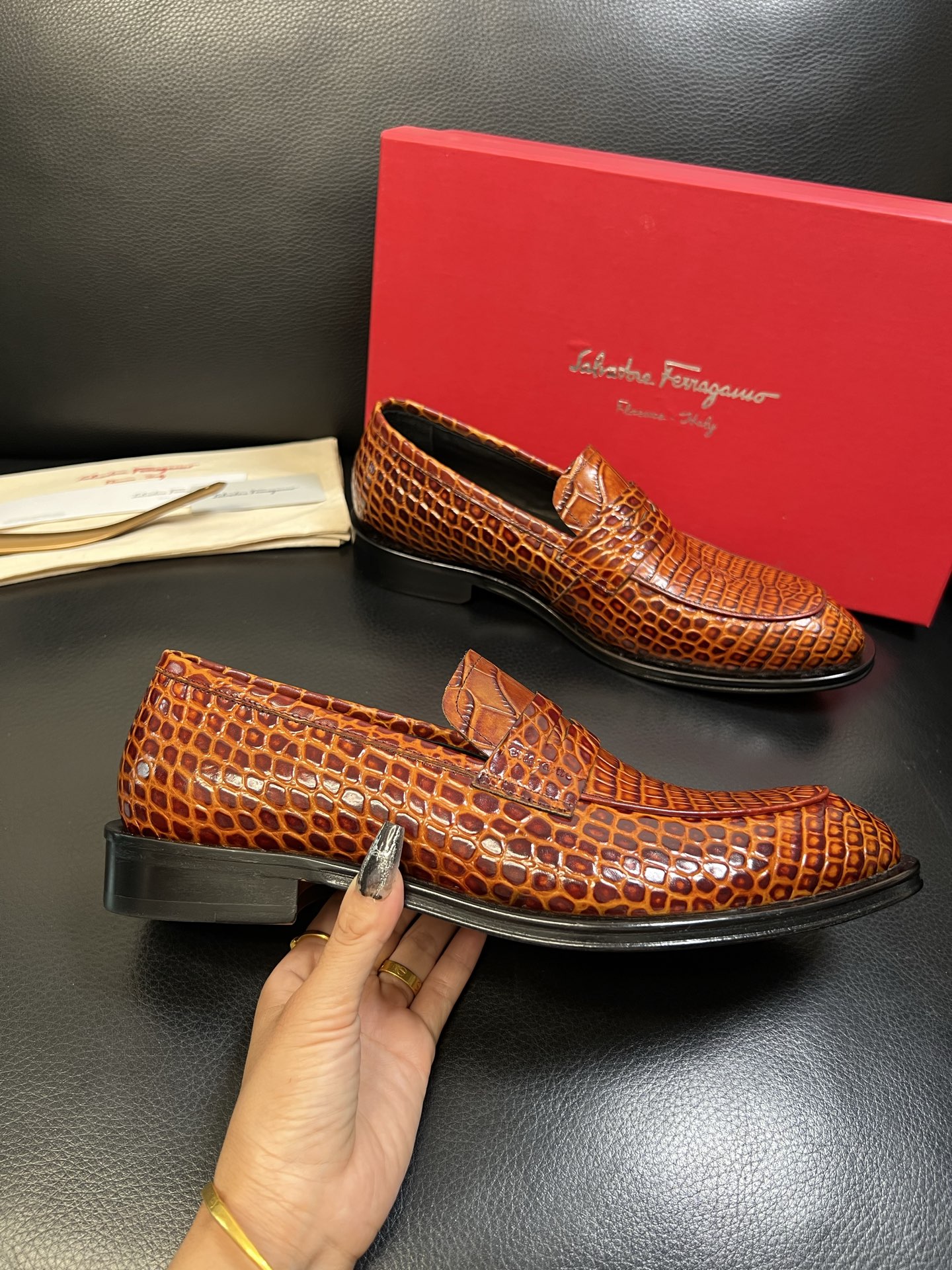 Ferragamo 高品质 顶级工艺品 菲拉格慕 专柜同步发售原厂配置，意大利进口原版牛皮，进口水染牛里