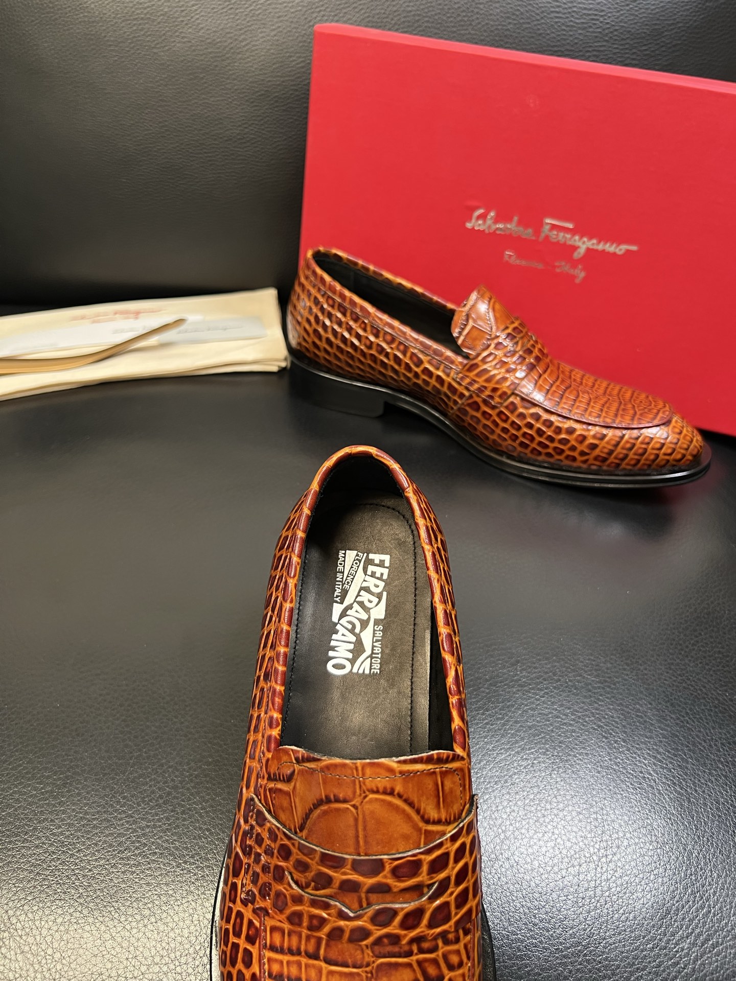 Ferragamo 高品质 顶级工艺品 菲拉格慕 专柜同步发售原厂配置，意大利进口原版牛皮，进口水染牛里