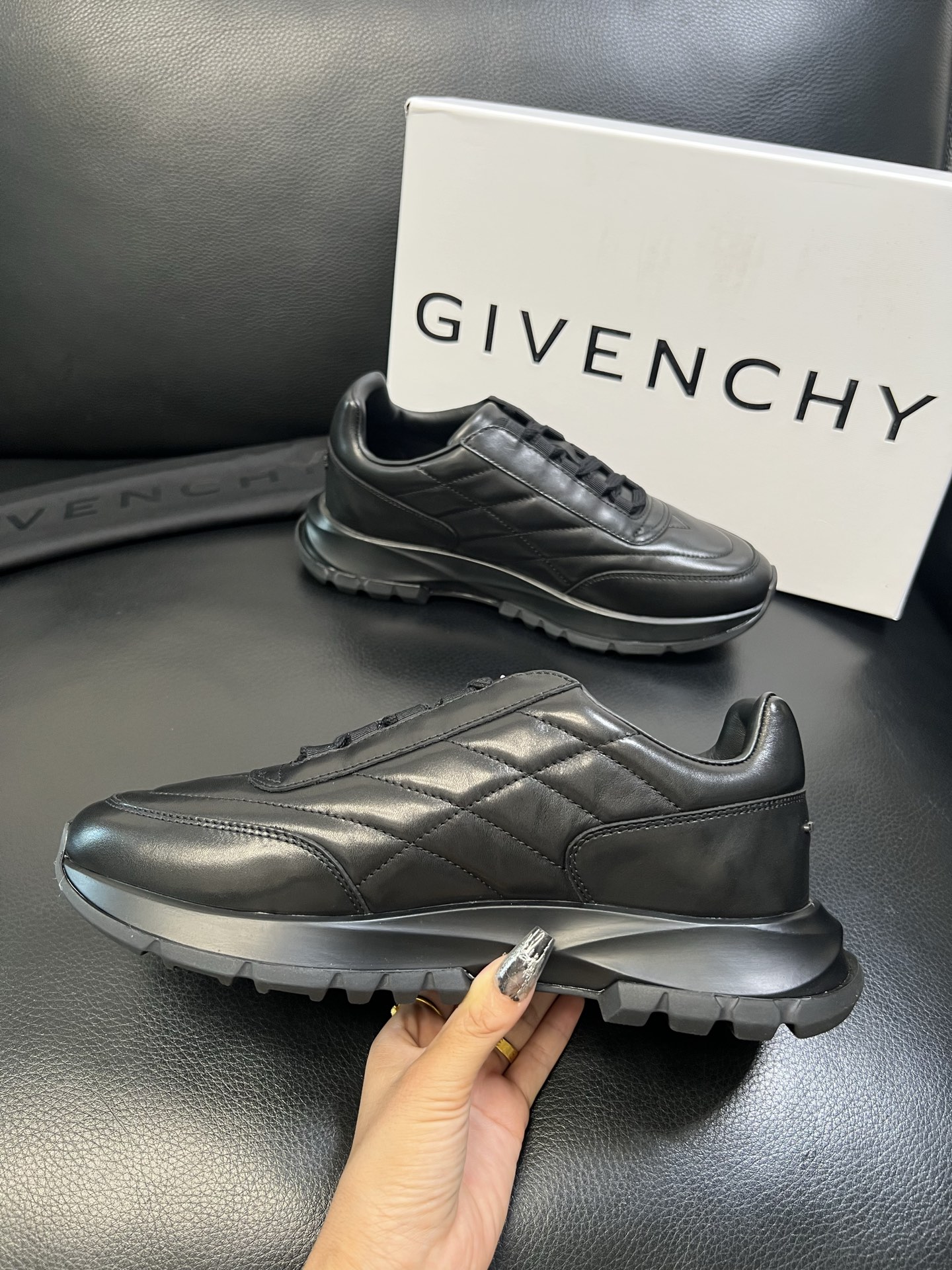 Givenchy 高品质 顶级工艺品 纪梵希 专柜同步原厂配置，意大利进口牛皮搭配网布面料，全鞋配件私模