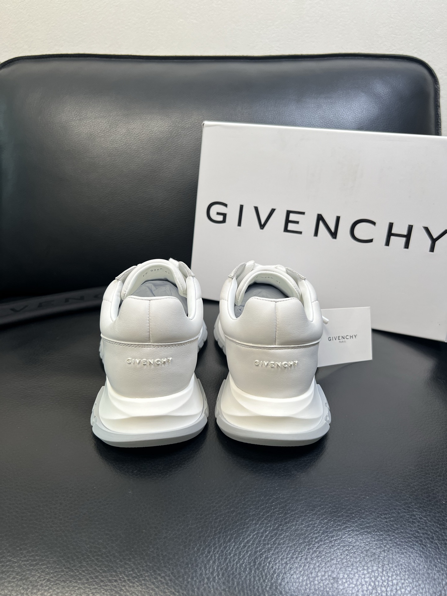 Givenchy 高品质 顶级工艺品 纪梵希 专柜同步原厂配置，意大利进口牛皮搭配网布面料，全鞋配件私模