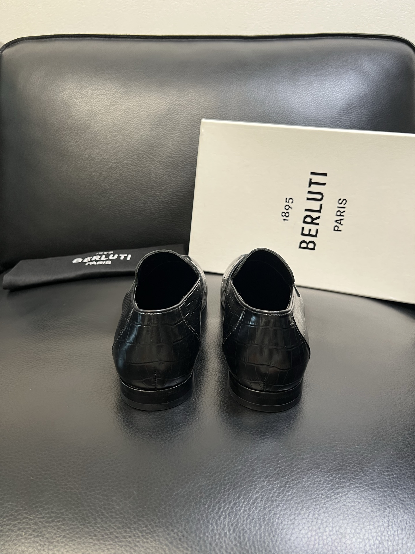 Berluti 高品质 顶级工艺品 布鲁提 专柜同步发售原厂配置，意大利进口牛皮面料，全进口水染牛皮里垫