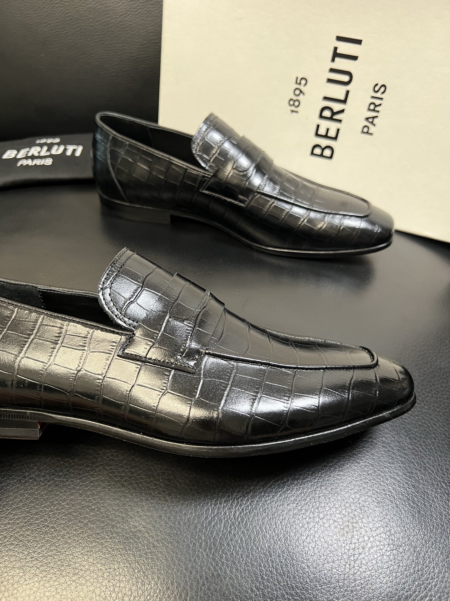 Berluti 高品质 顶级工艺品 布鲁提 专柜同步发售原厂配置，意大利进口牛皮面料，全进口水染牛皮里垫