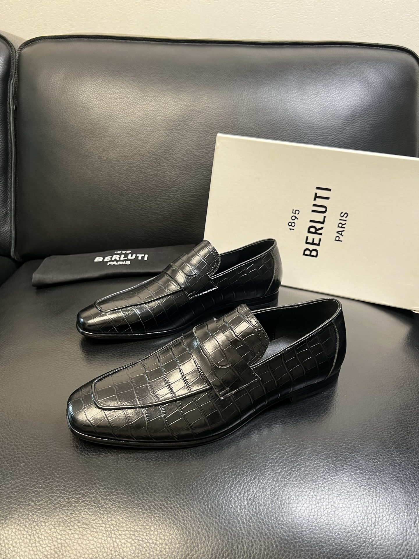 Berluti 高品质 顶级工艺品 布鲁提 专柜同步发售原厂配置，意大利进口牛皮面料，全进口水染牛皮里垫