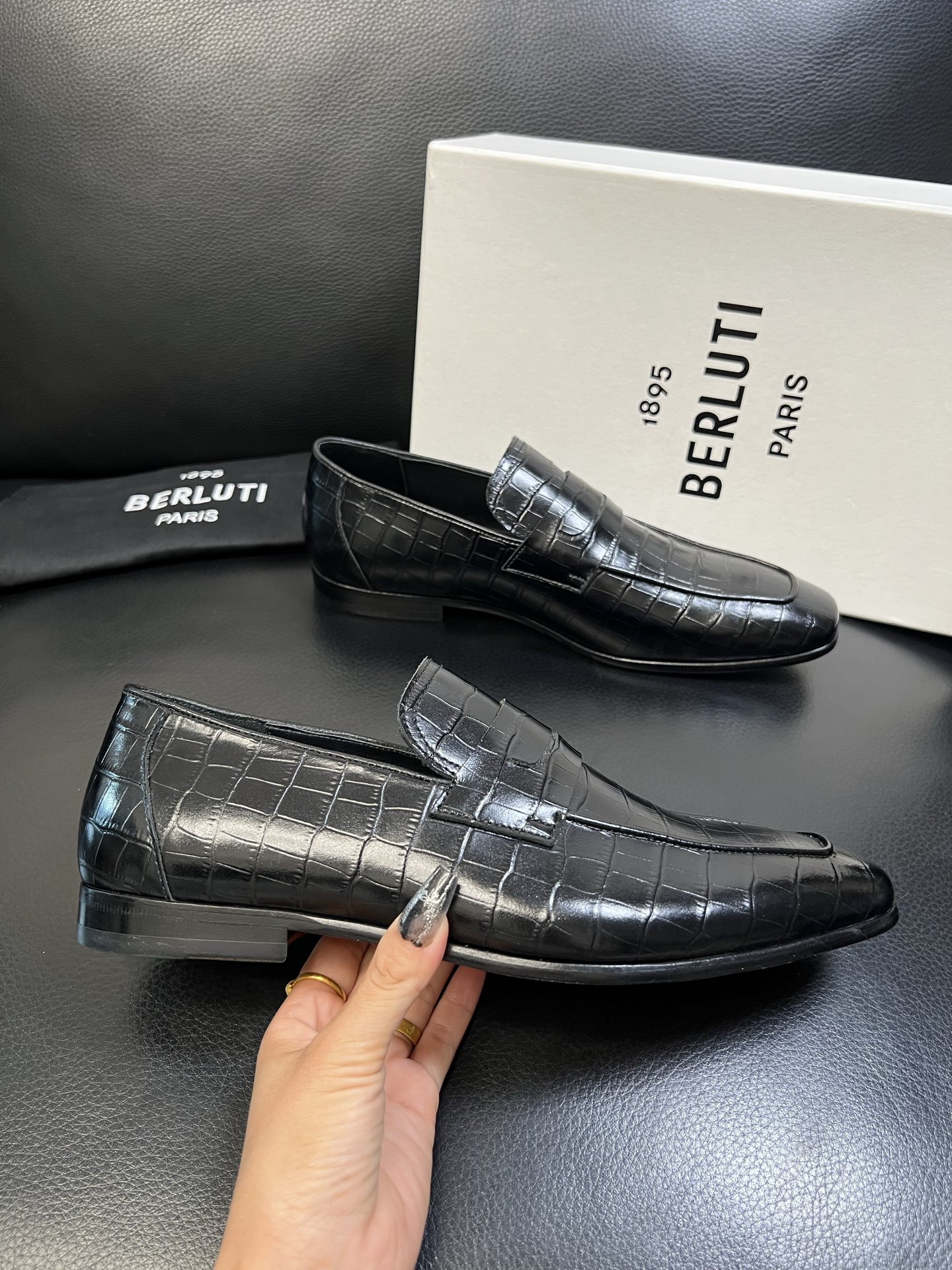 Berluti 高品质 顶级工艺品 布鲁提 专柜同步发售原厂配置，意大利进口牛皮面料，全进口水染牛皮里垫