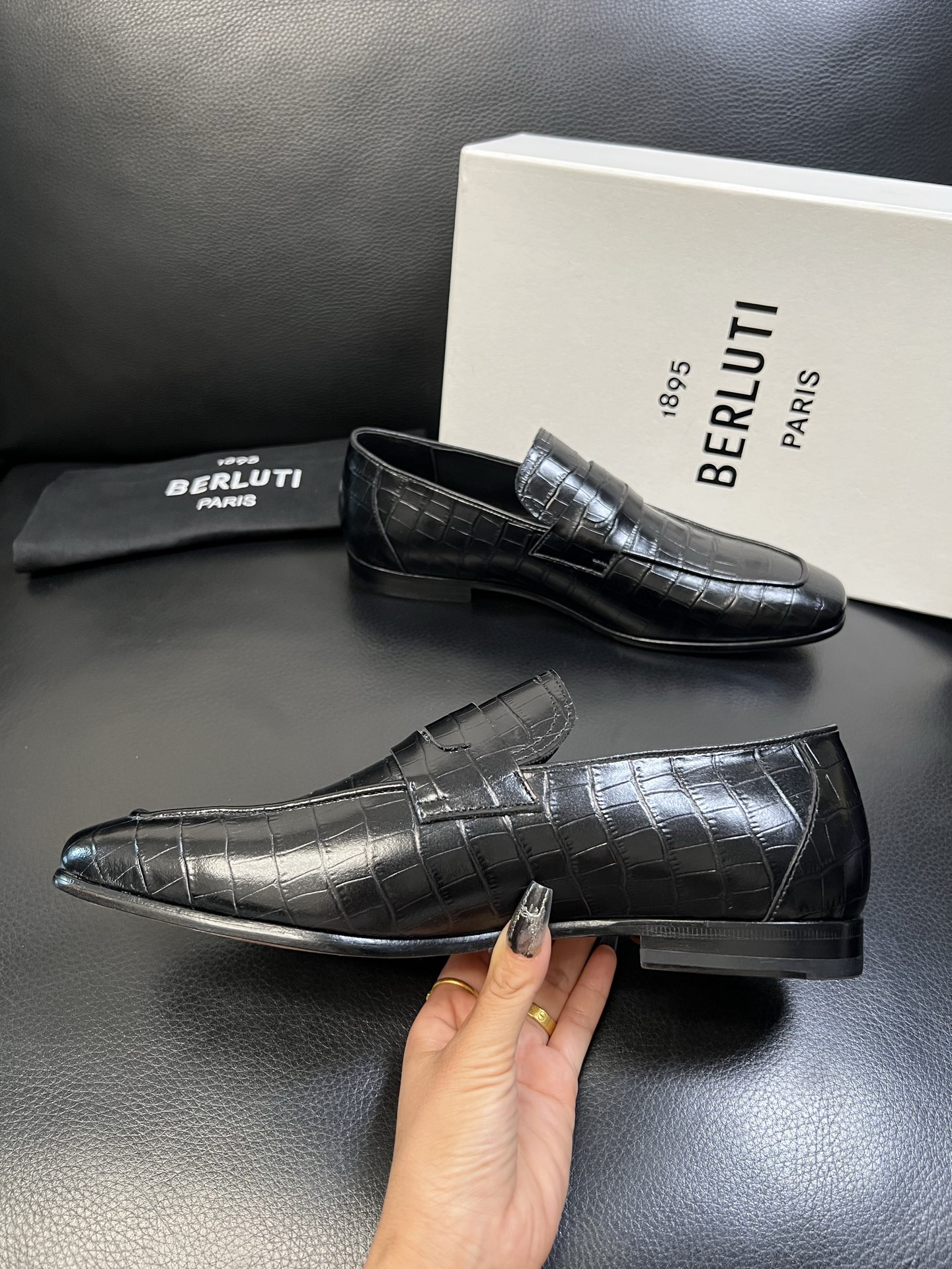 Berluti 高品质 顶级工艺品 布鲁提 专柜同步发售原厂配置，意大利进口牛皮面料，全进口水染牛皮里垫