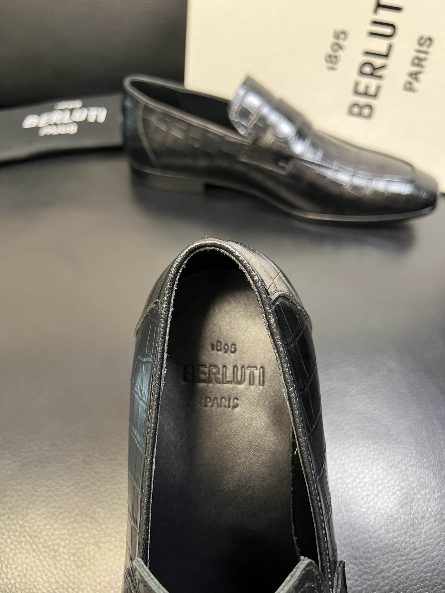 Berluti 高品质 顶级工艺品 布鲁提 专柜同步发售原厂配置，意大利进口牛皮面料，全进口水染牛皮里垫
