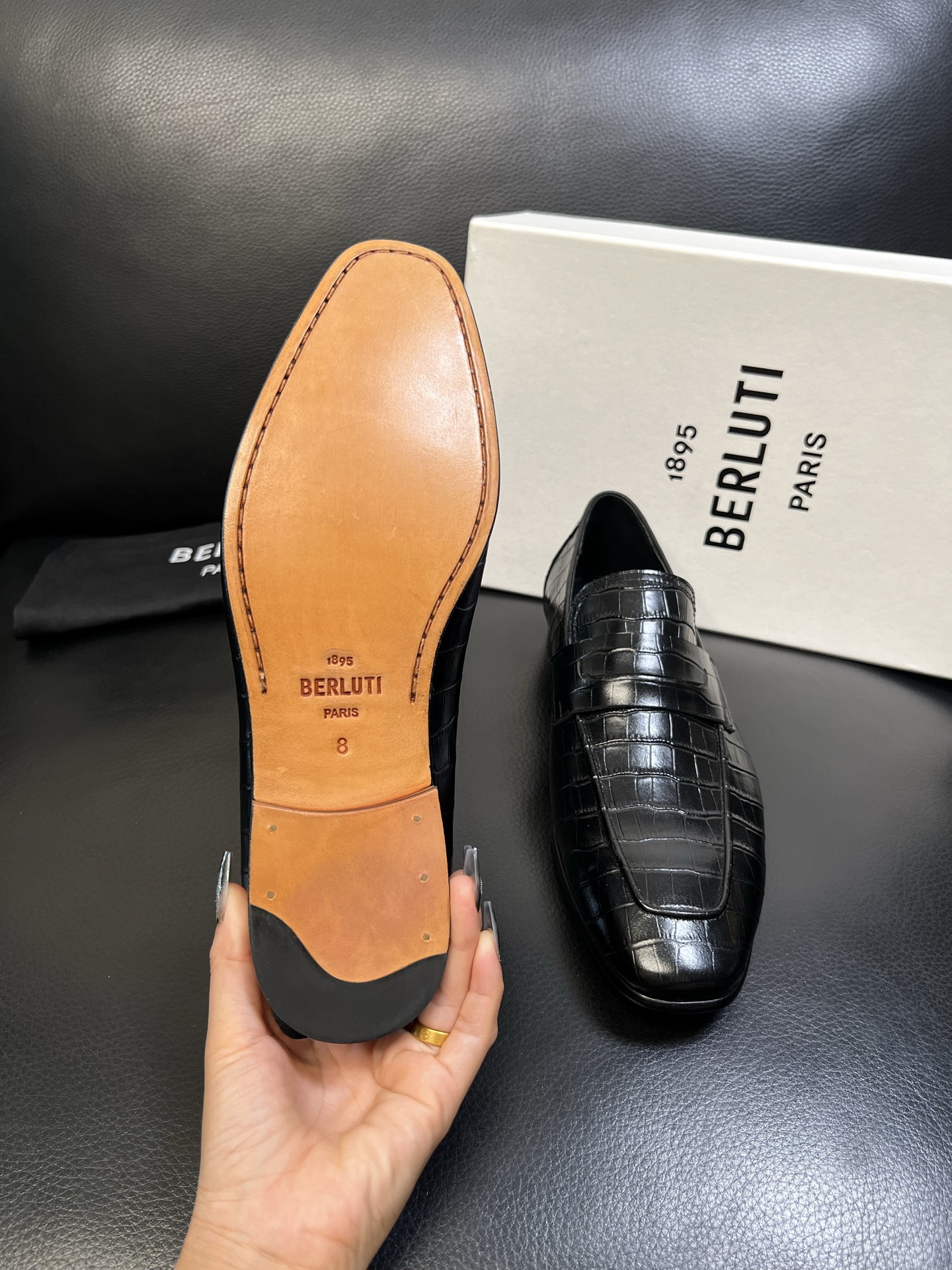 Berluti 高品质 顶级工艺品 布鲁提 专柜同步发售原厂配置，意大利进口牛皮面料，全进口水染牛皮里垫
