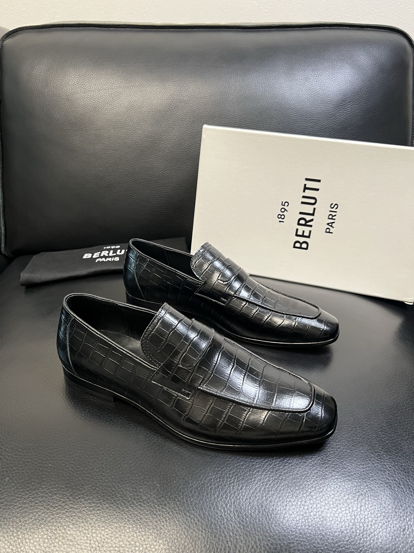 Berluti 高品质 顶级工艺品 布鲁提 专柜同步发售原厂配置，意大利进口牛皮面料，全进口水染牛皮里垫