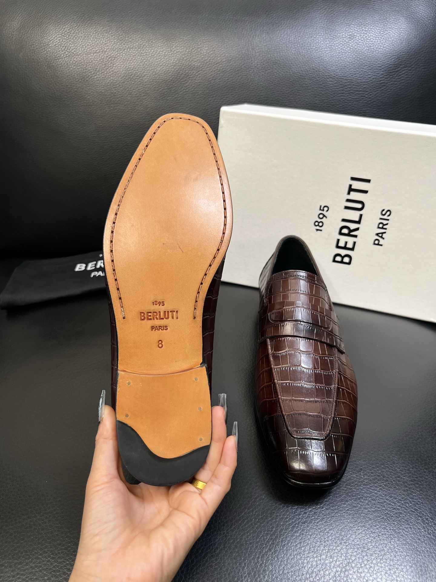 Berluti 高品质 顶级工艺品 布鲁提 专柜同步发售原厂配置，意大利进口牛皮面料，全进口水染牛皮里垫