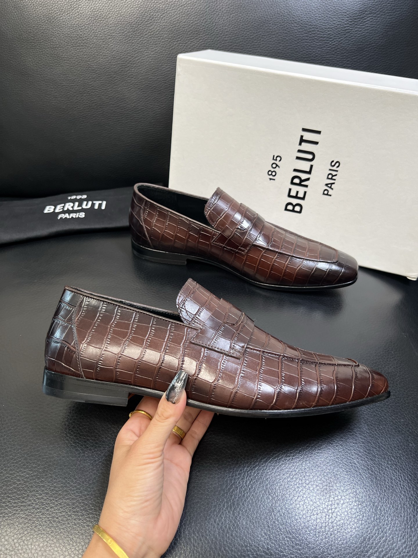 Berluti 高品质 顶级工艺品 布鲁提 专柜同步发售原厂配置，意大利进口牛皮面料，全进口水染牛皮里垫