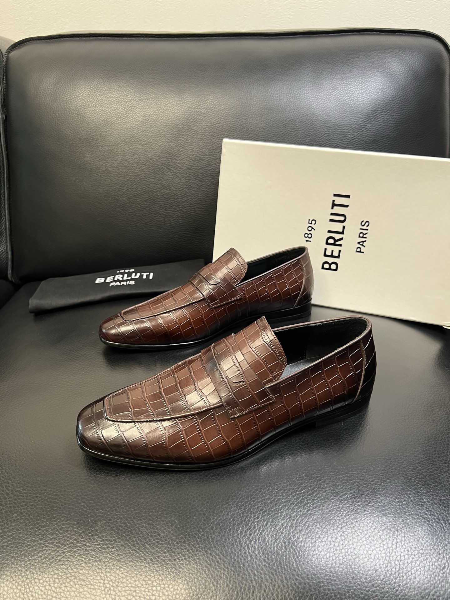 Berluti 高品质 顶级工艺品 布鲁提 专柜同步发售原厂配置，意大利进口牛皮面料，全进口水染牛皮里垫