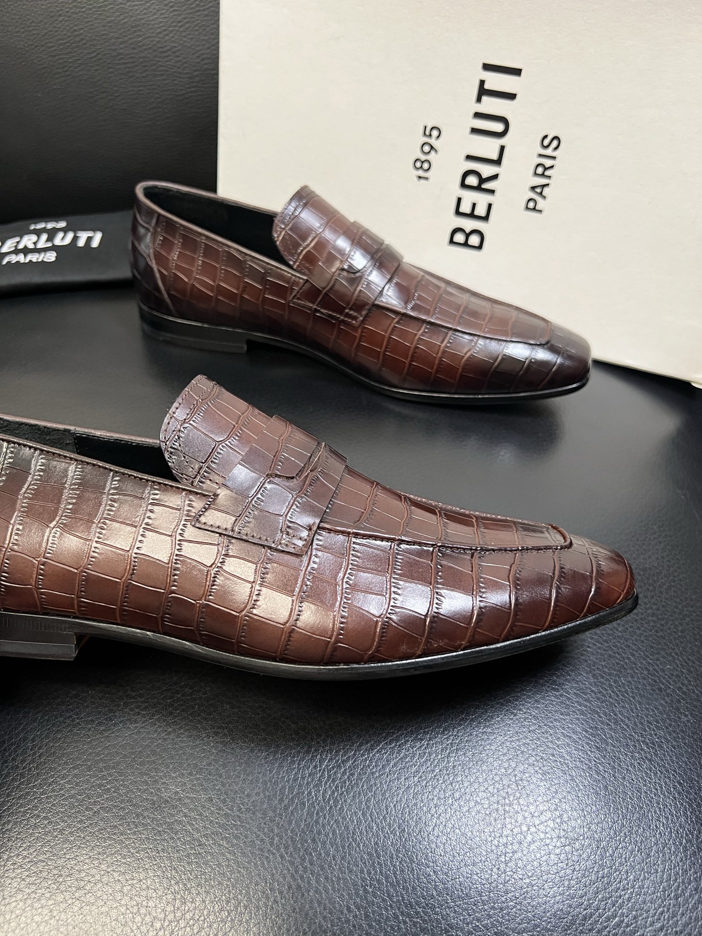 Berluti 高品质 顶级工艺品 布鲁提 专柜同步发售原厂配置，意大利进口牛皮面料，全进口水染牛皮里垫