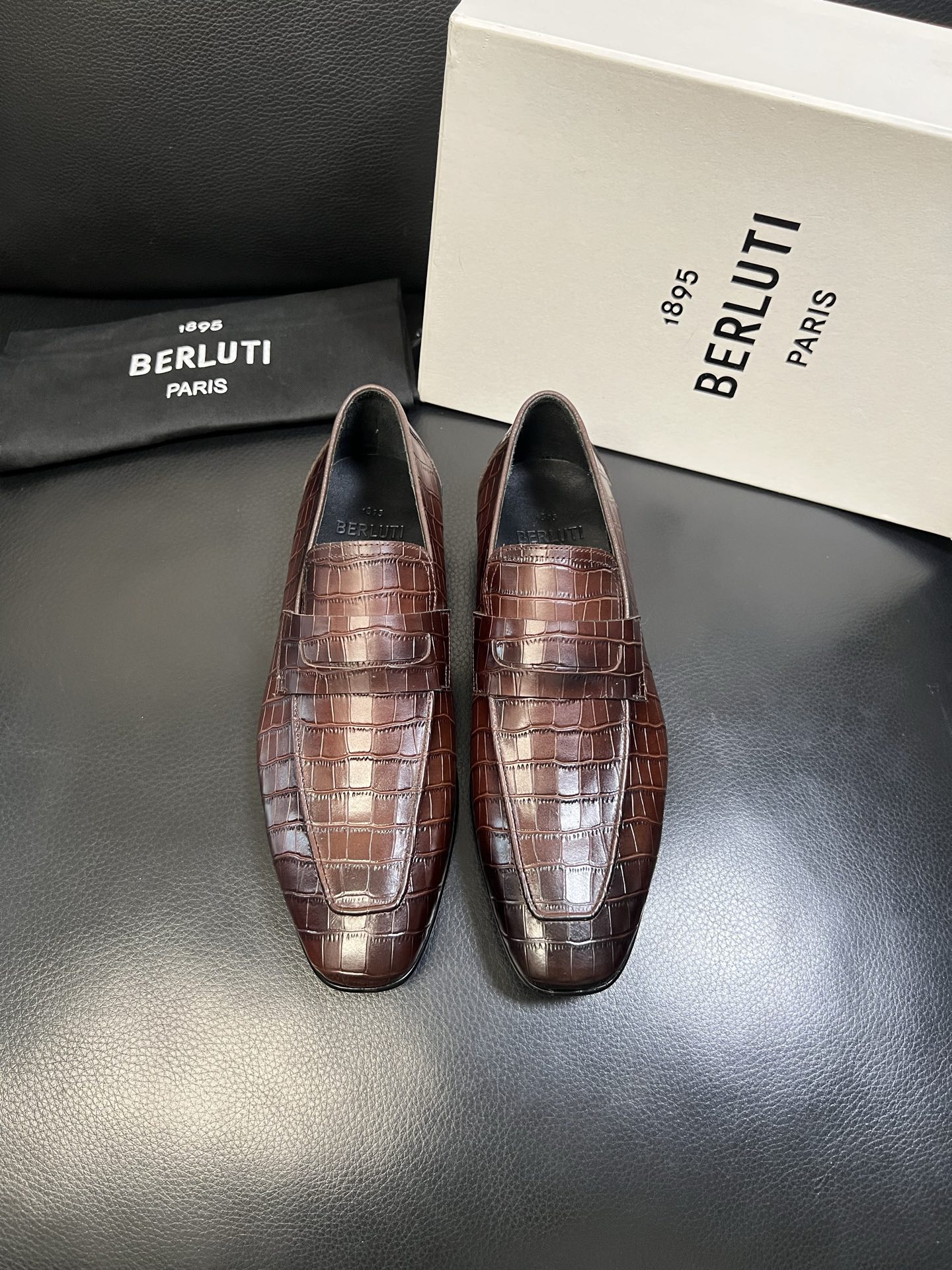 Berluti 高品质 顶级工艺品 布鲁提 专柜同步发售原厂配置，意大利进口牛皮面料，全进口水染牛皮里垫